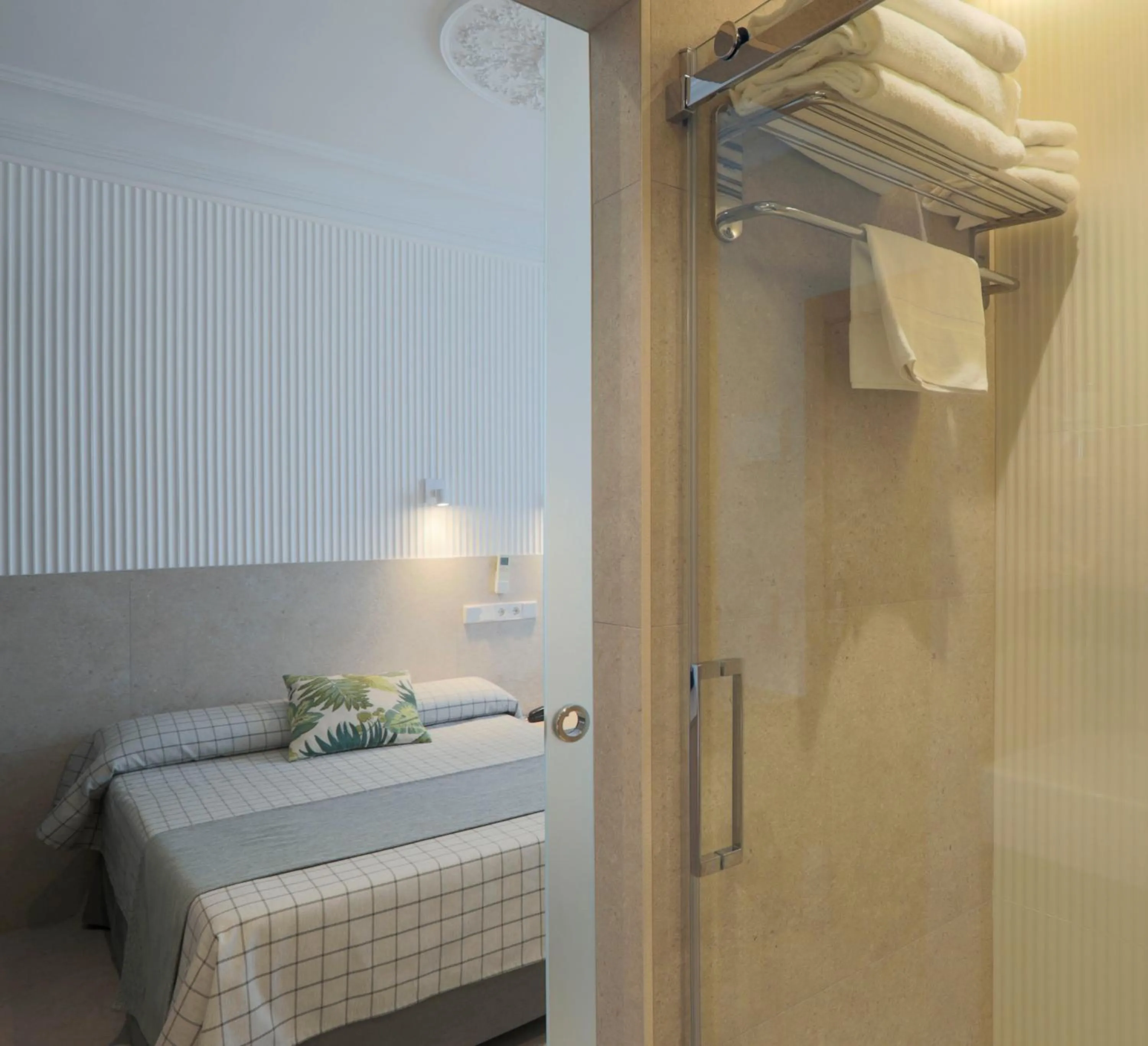 Bed in Hostal Castilla II Puerta del Sol