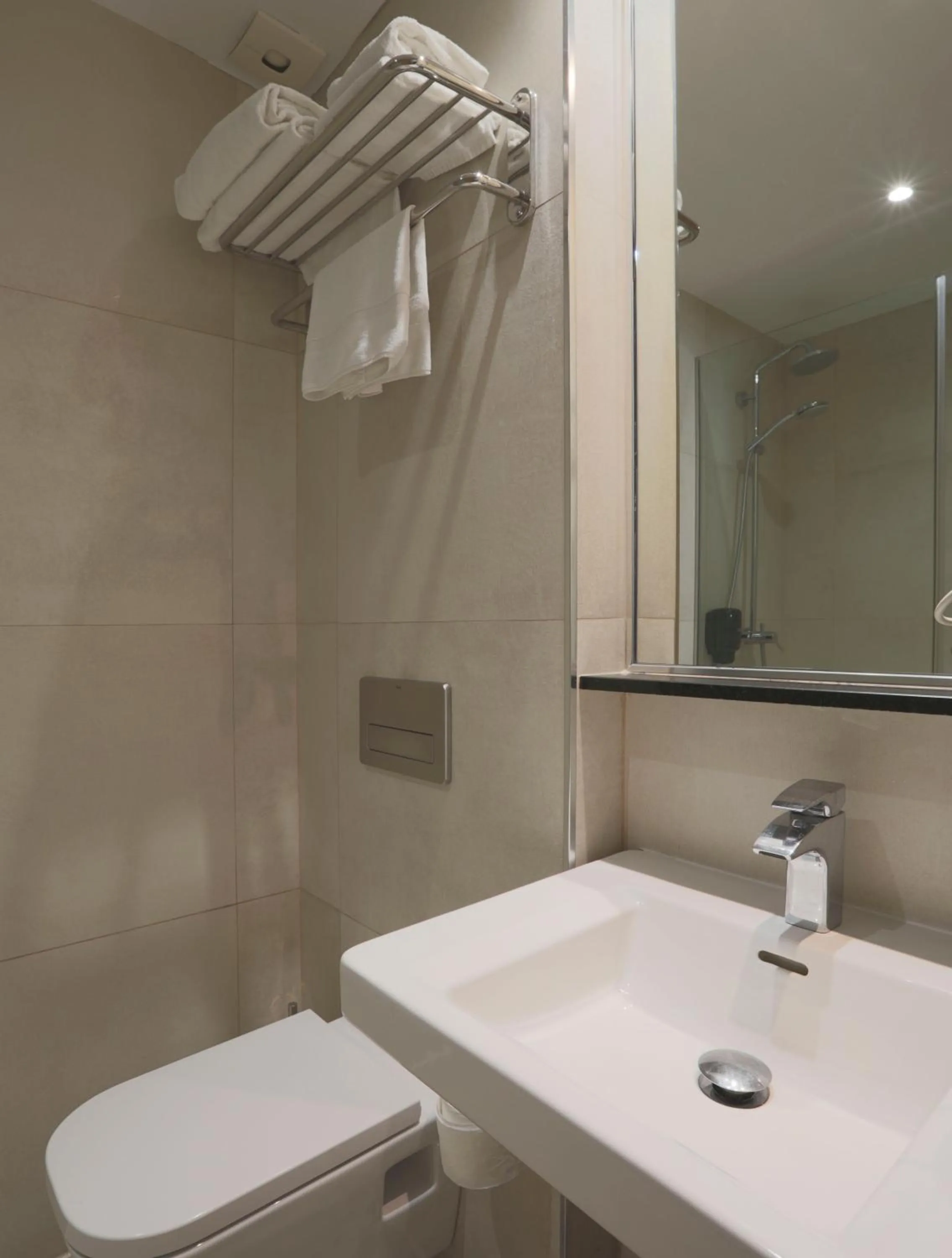 Shower in Hostal Castilla II Puerta del Sol