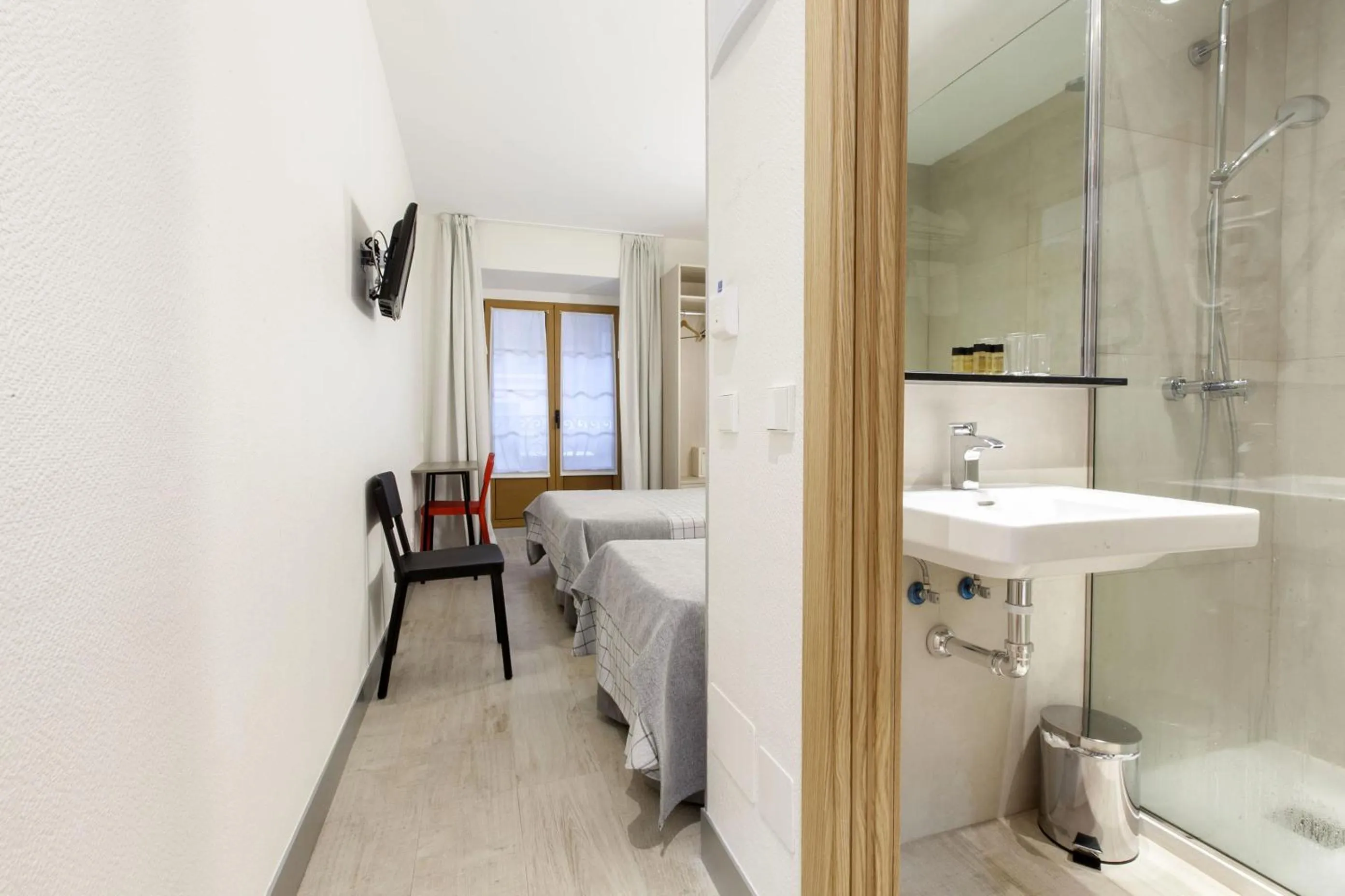 Bathroom, Bed in Hostal Castilla II Puerta del Sol