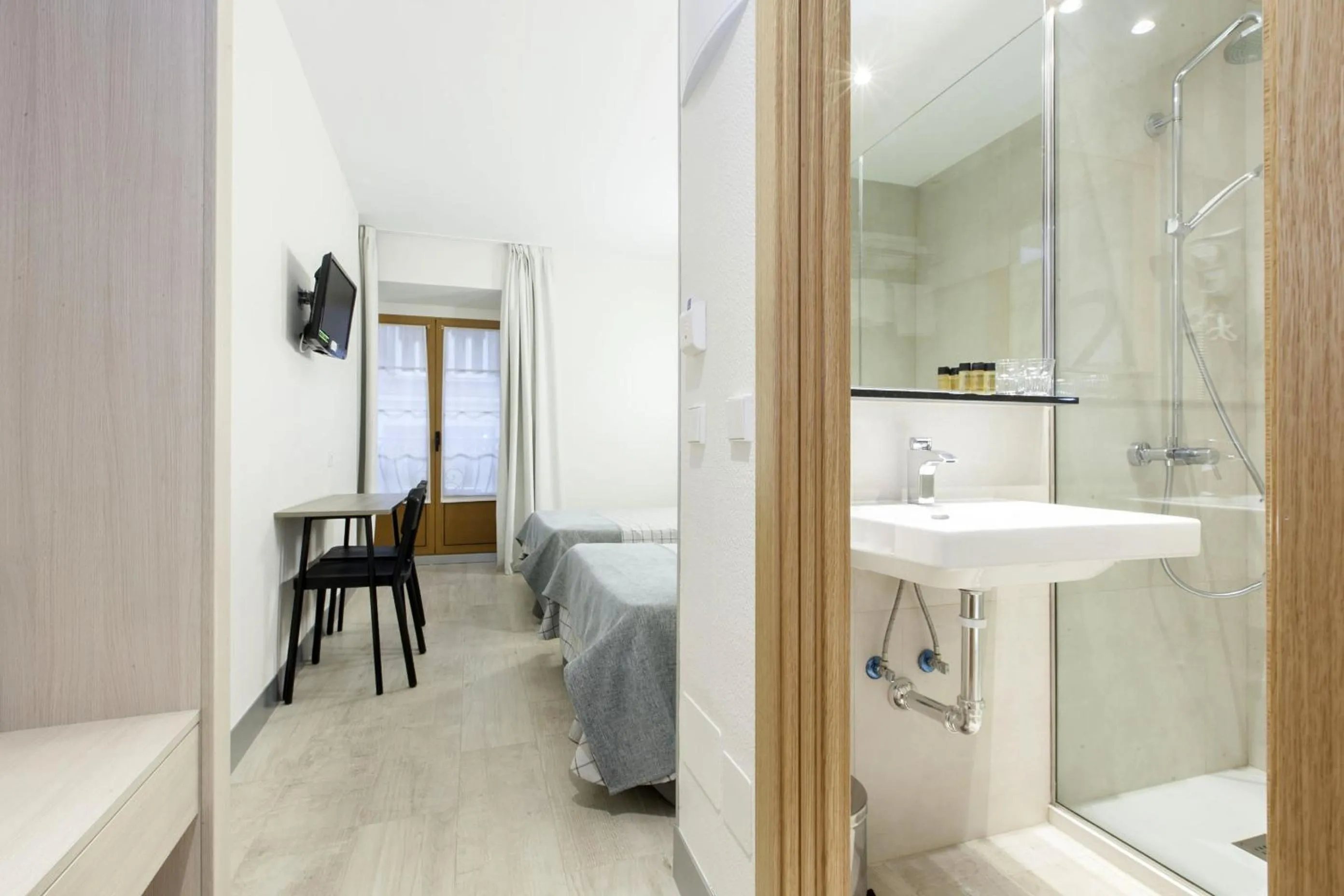 Bathroom, Bed in Hostal Castilla II Puerta del Sol