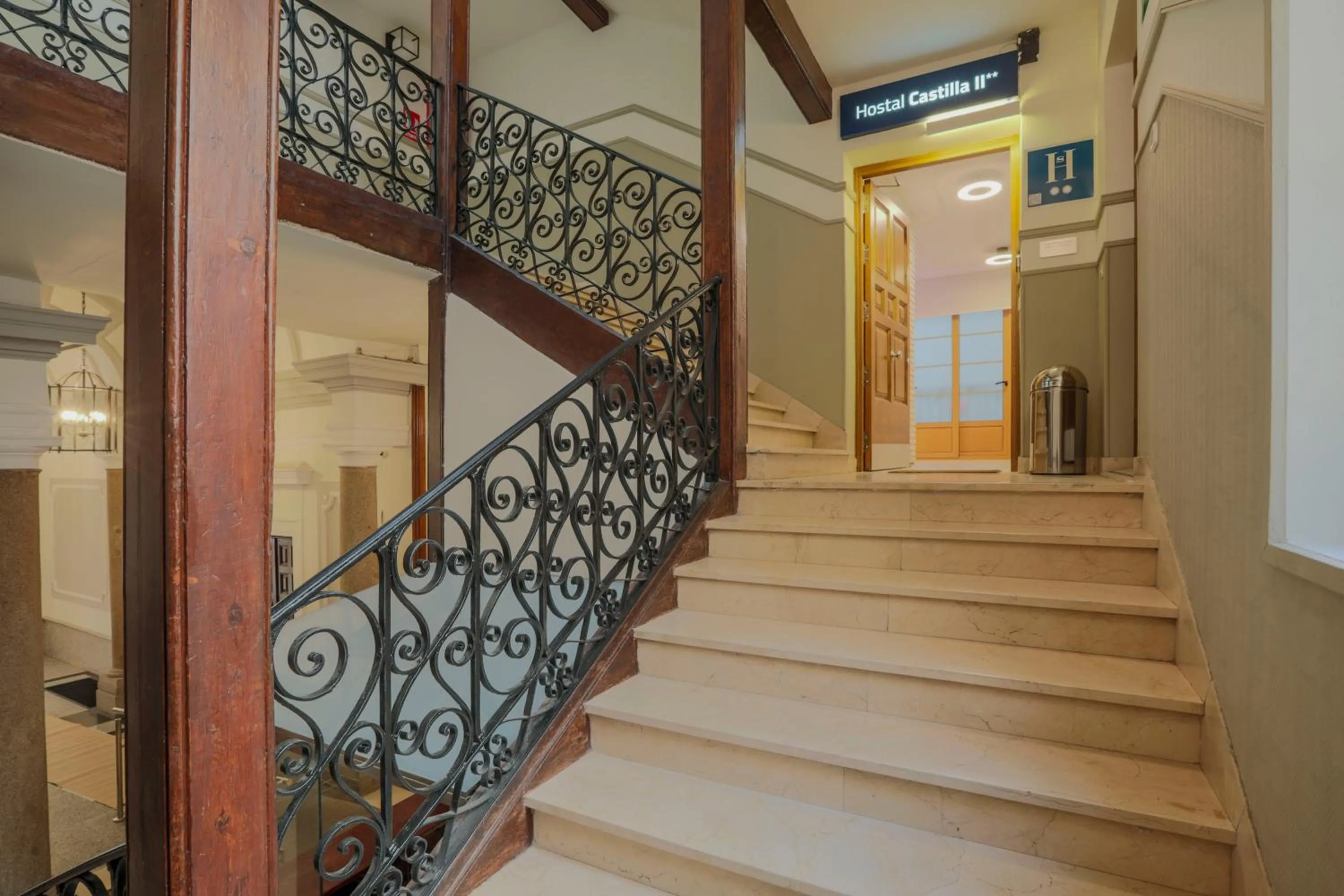 Property building in Hostal Castilla II Puerta del Sol