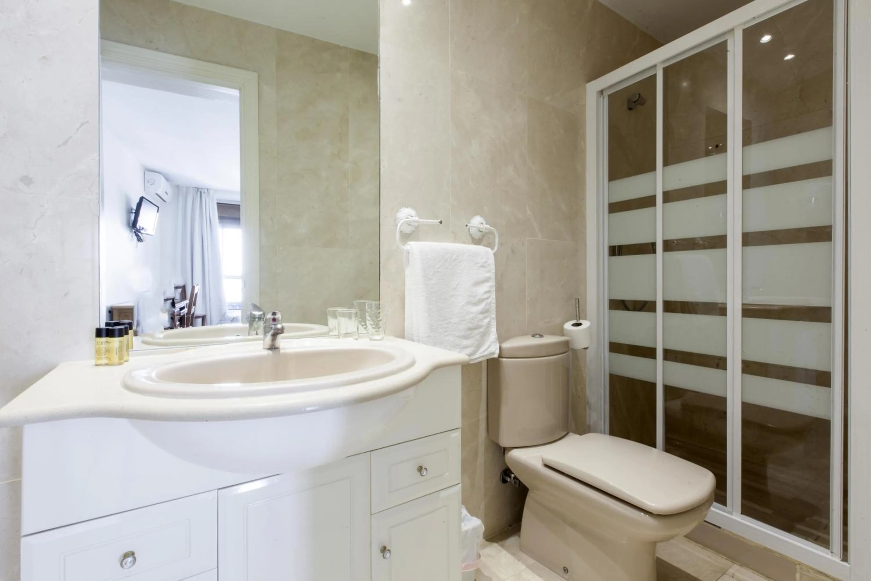 Shower in Hostal Castilla II Puerta del Sol