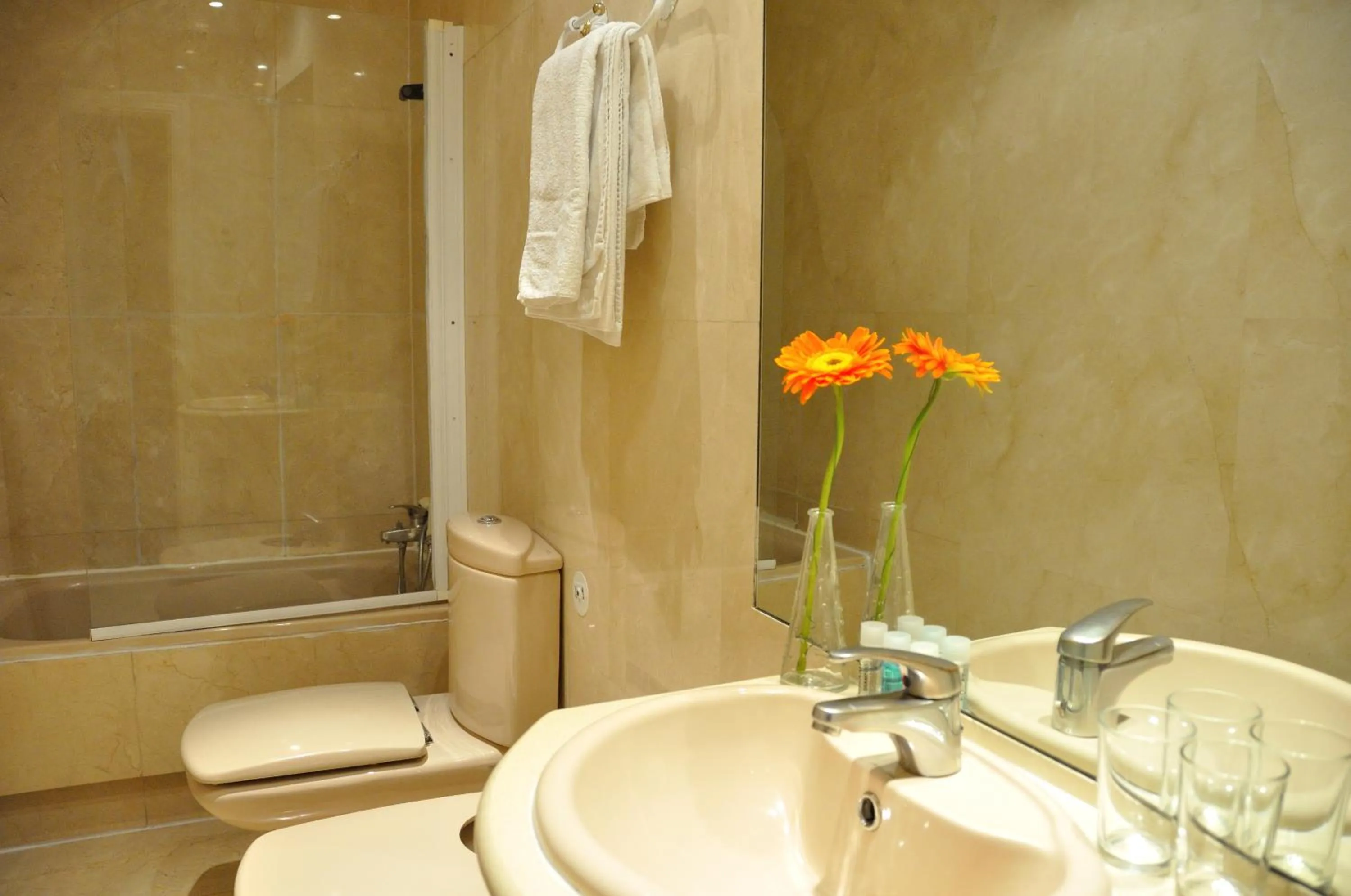 Bathroom in Hostal Castilla II Puerta del Sol