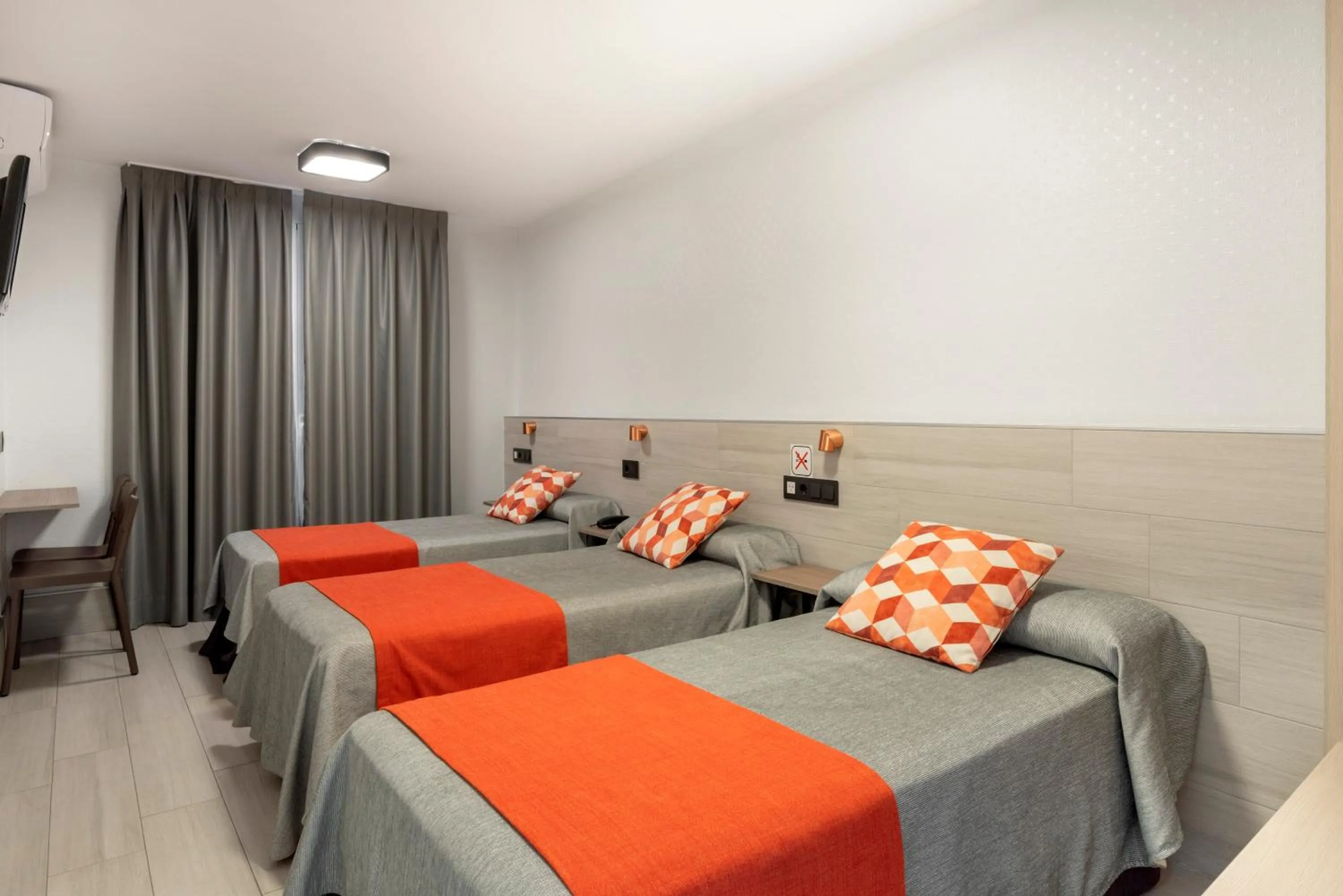 Property building, Bed in Hostal Castilla II Puerta del Sol