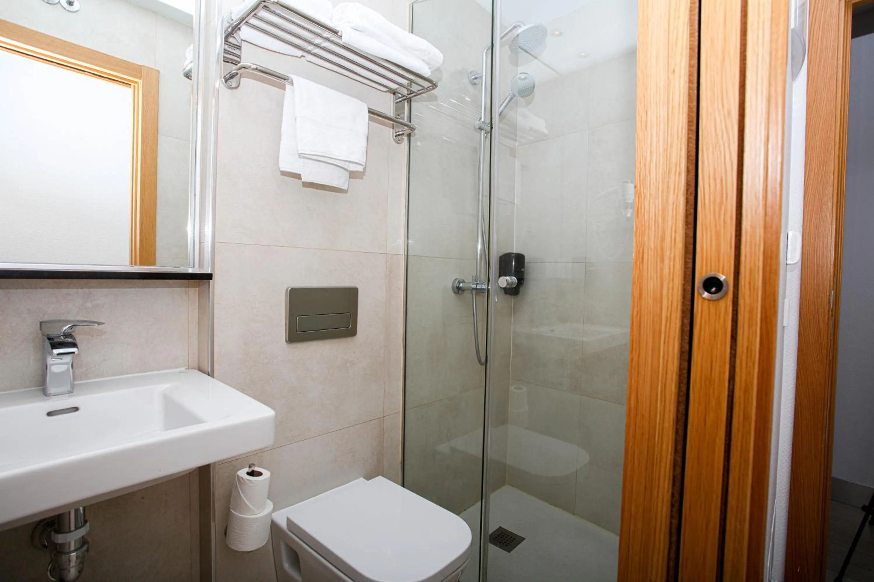 Bathroom in Hostal Castilla II Puerta del Sol