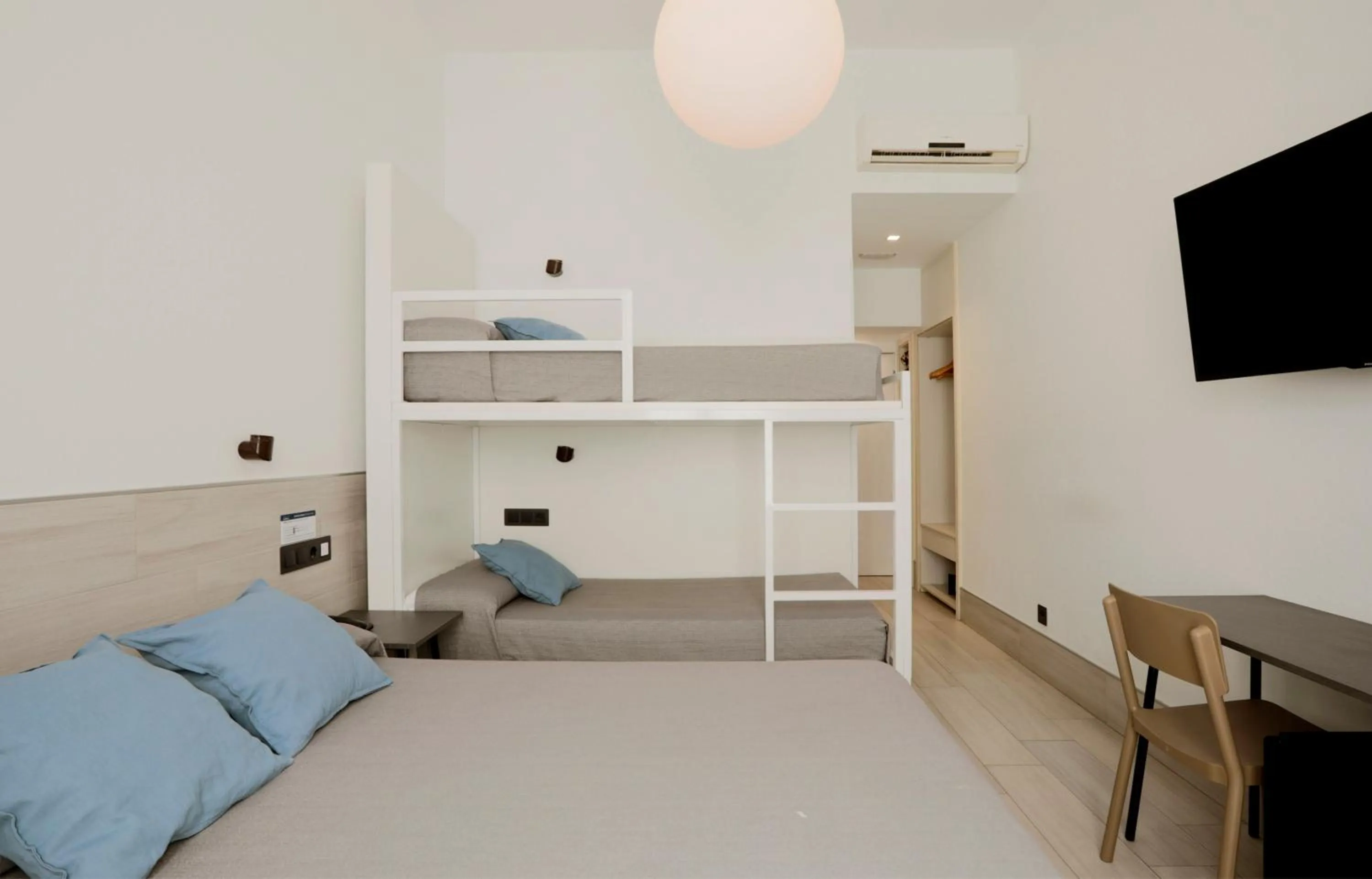 Bed in Hostal Castilla II Puerta del Sol