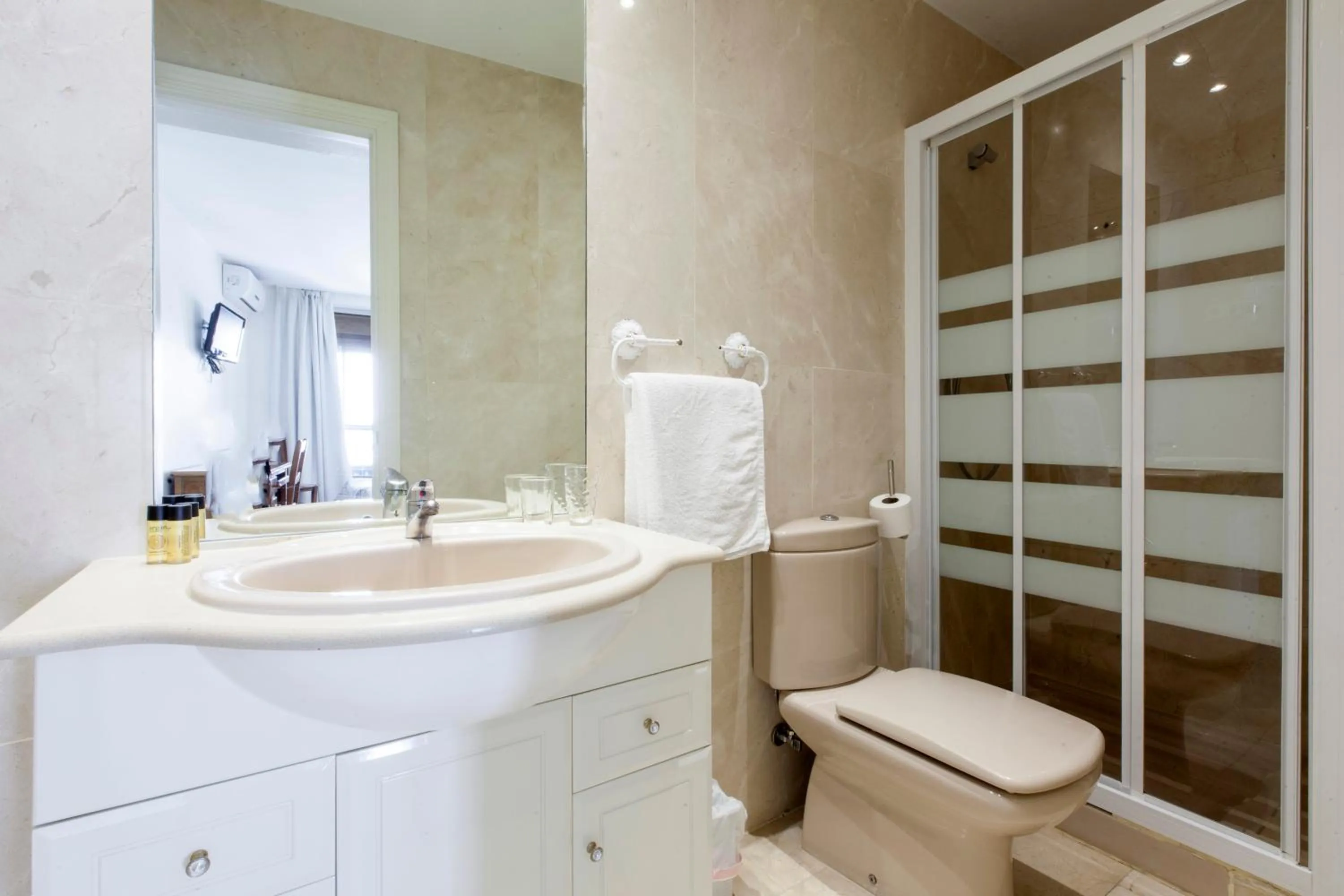 Bathroom in Hostal Castilla II Puerta del Sol