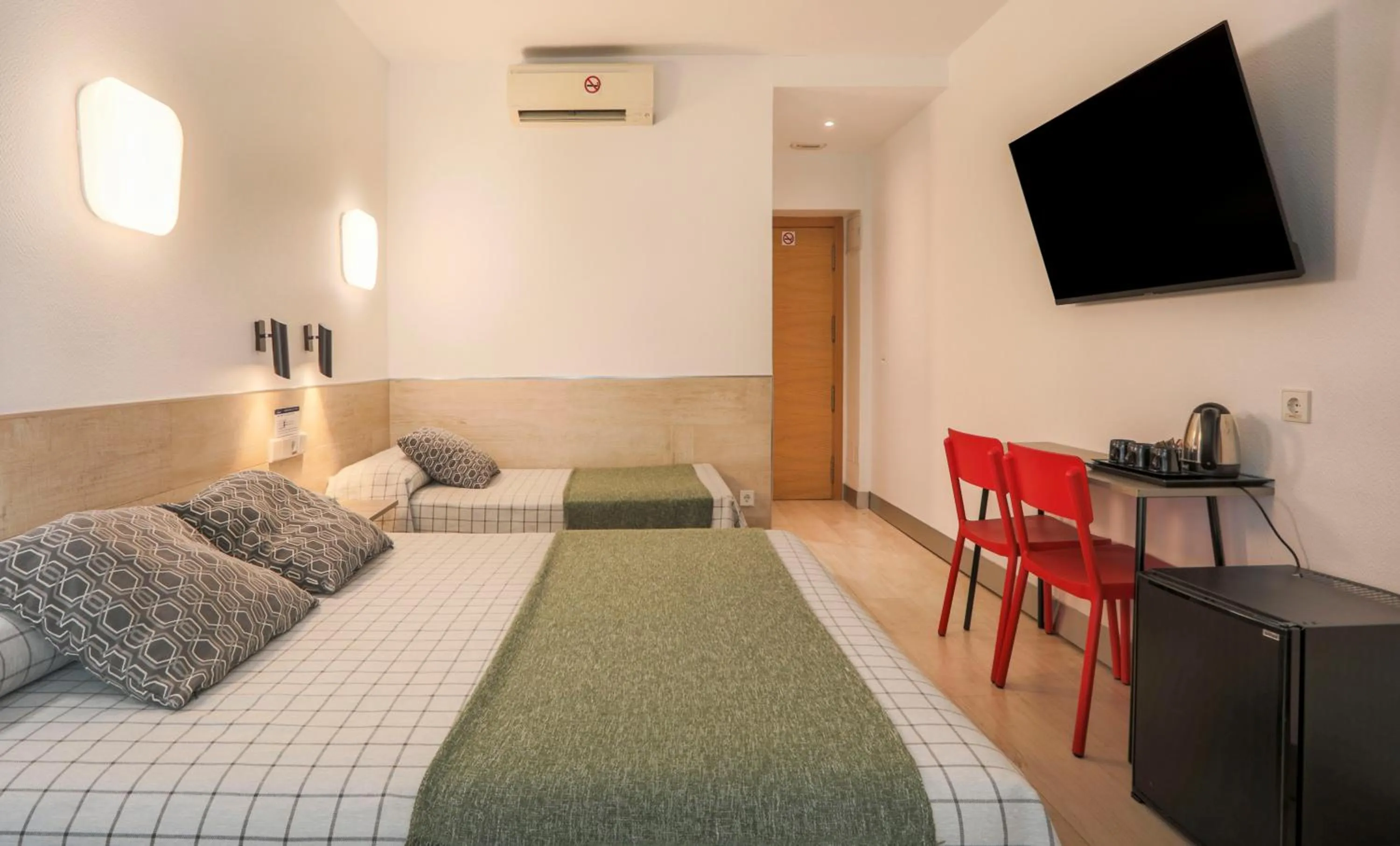 Photo of the whole room, Bed in Hostal Castilla II Puerta del Sol