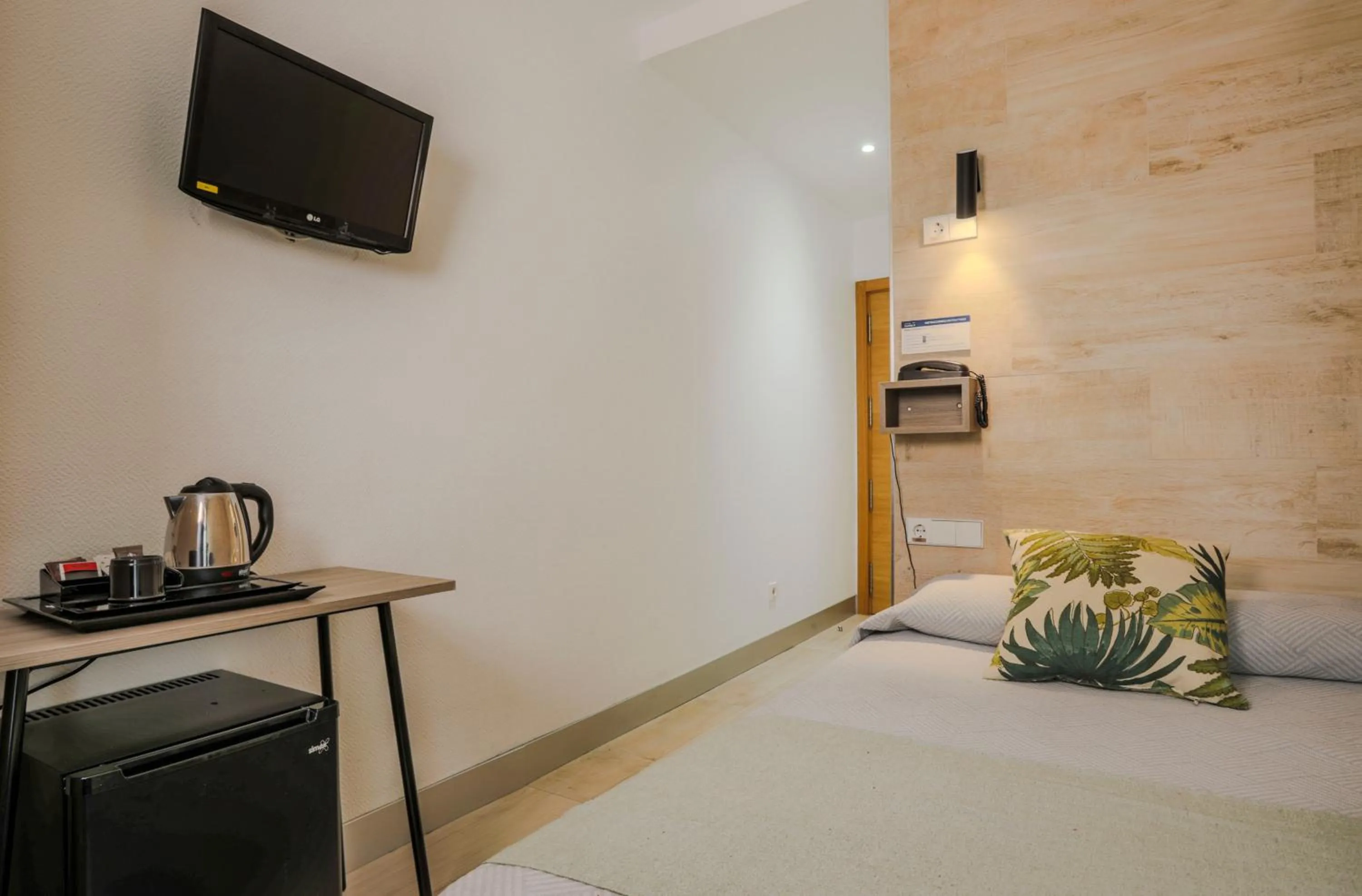 TV and multimedia, Bed in Hostal Castilla II Puerta del Sol