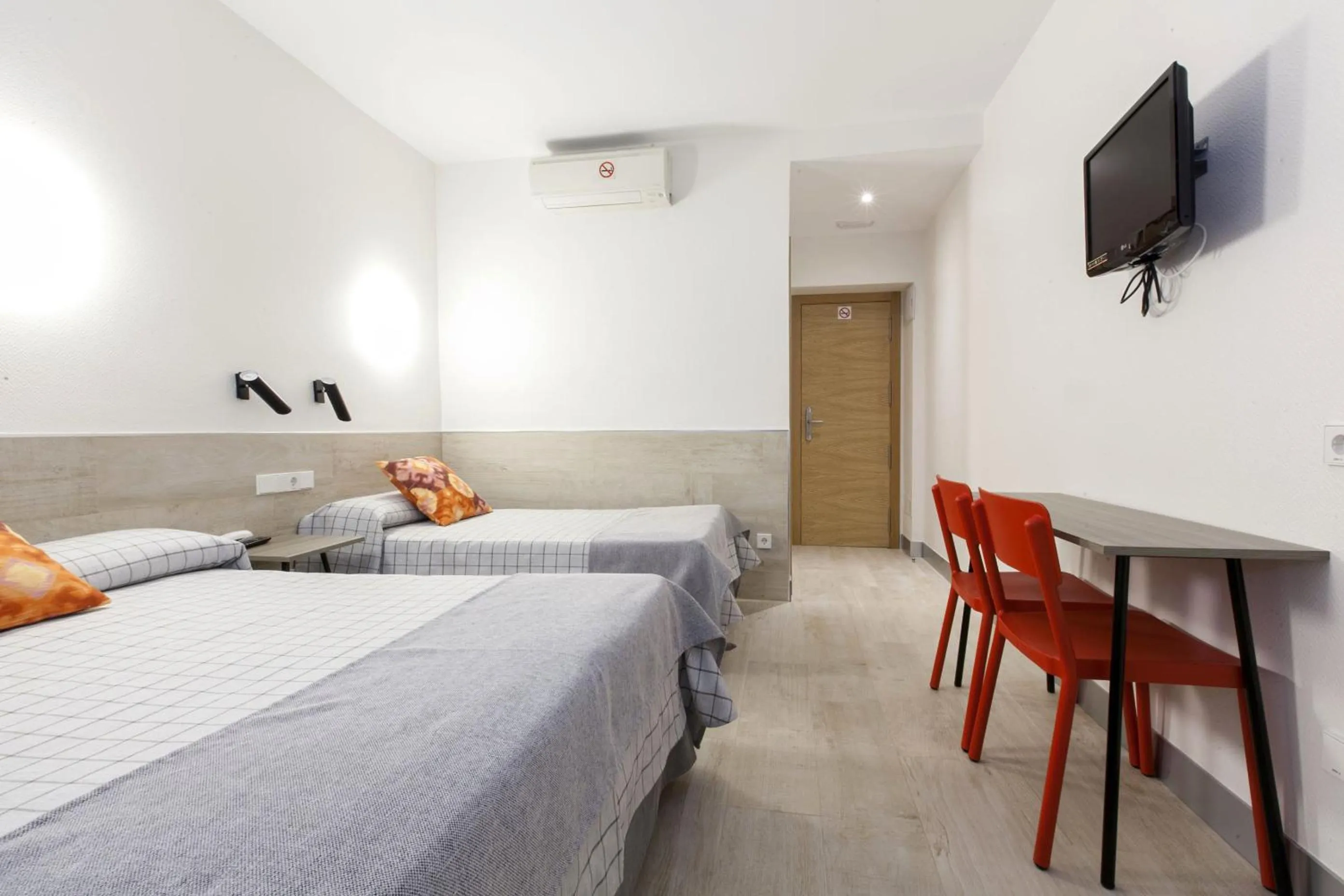 Bedroom, Bed in Hostal Castilla II Puerta del Sol