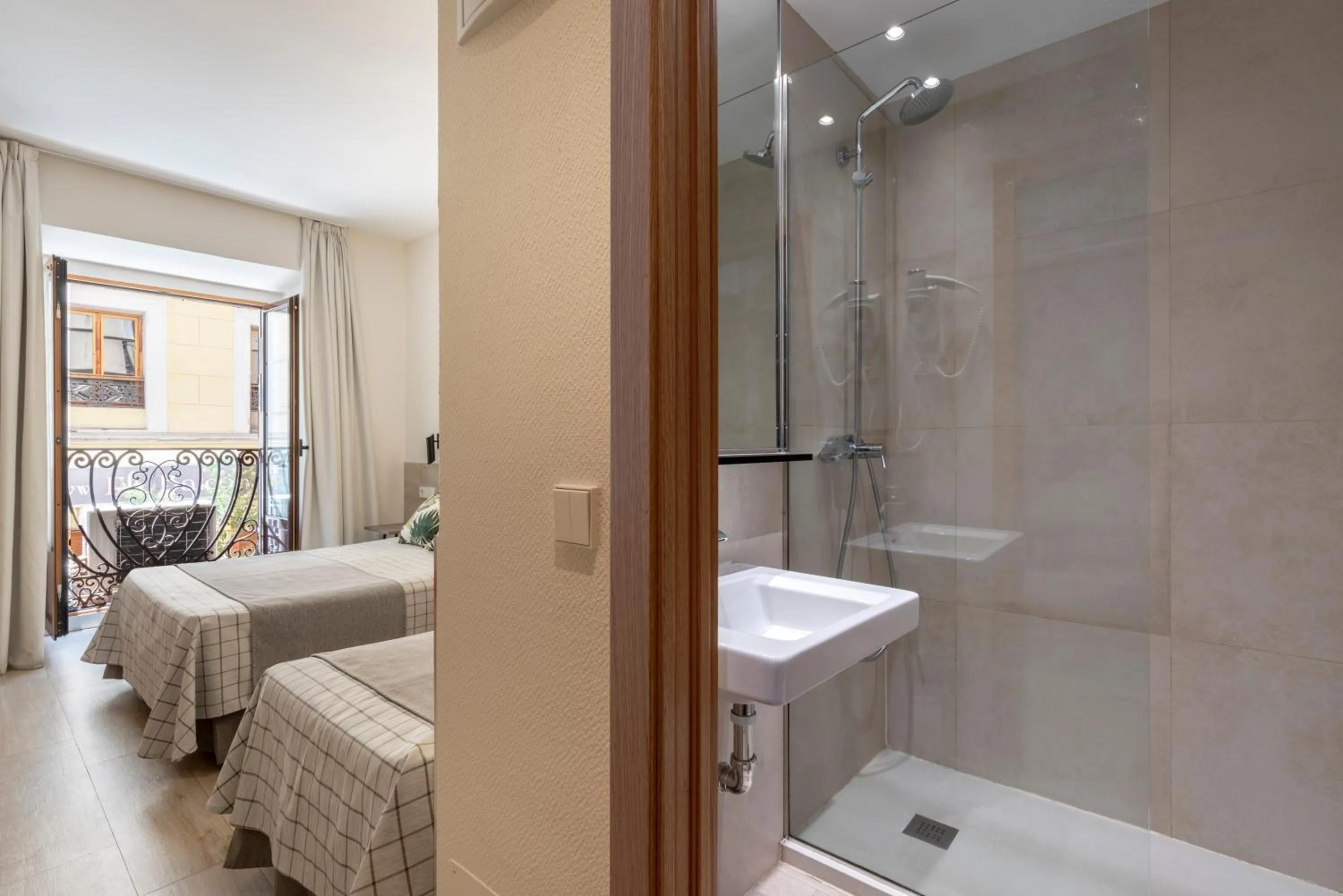 Bathroom in Hostal Castilla II Puerta del Sol