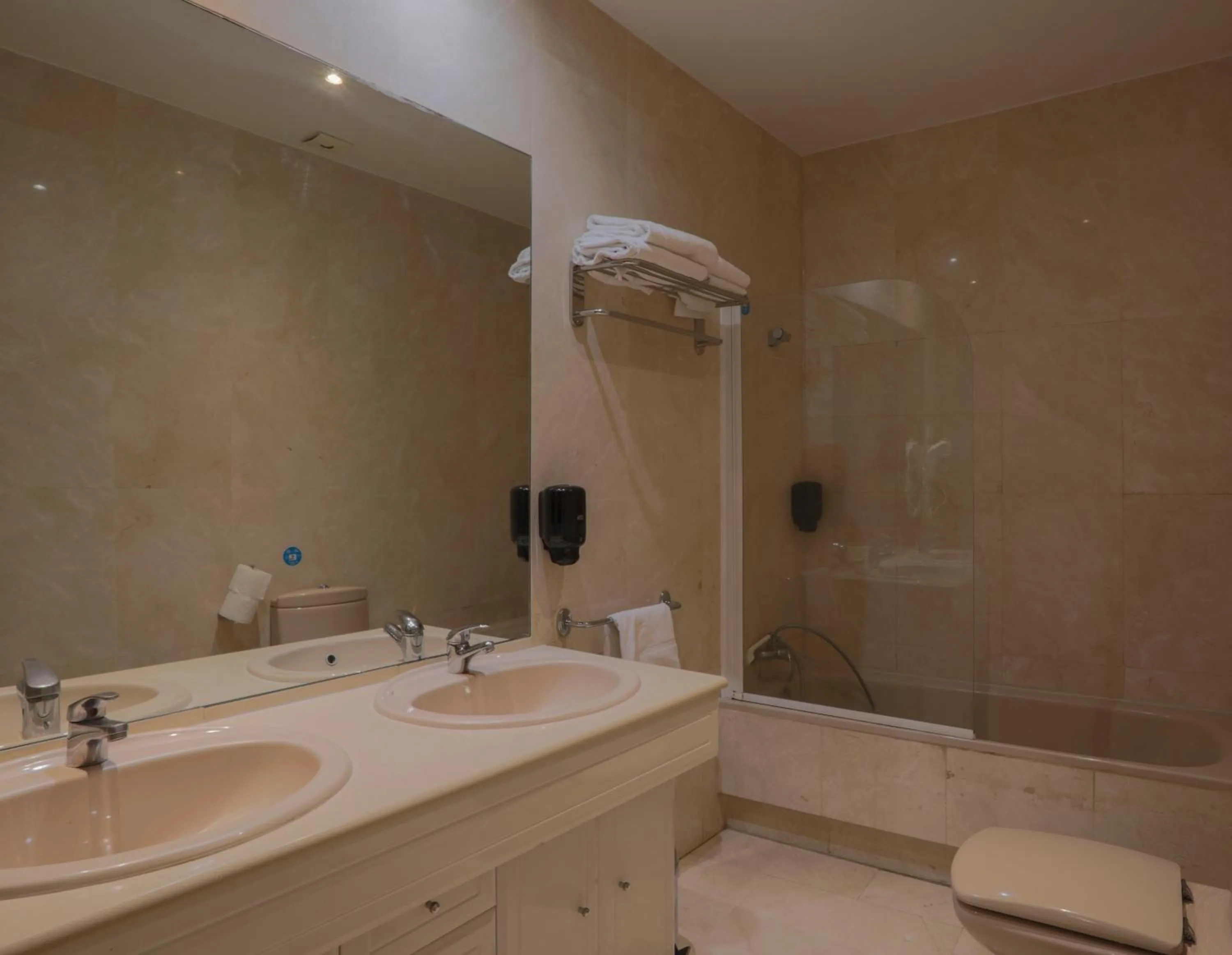 Bath in Hostal Castilla II Puerta del Sol