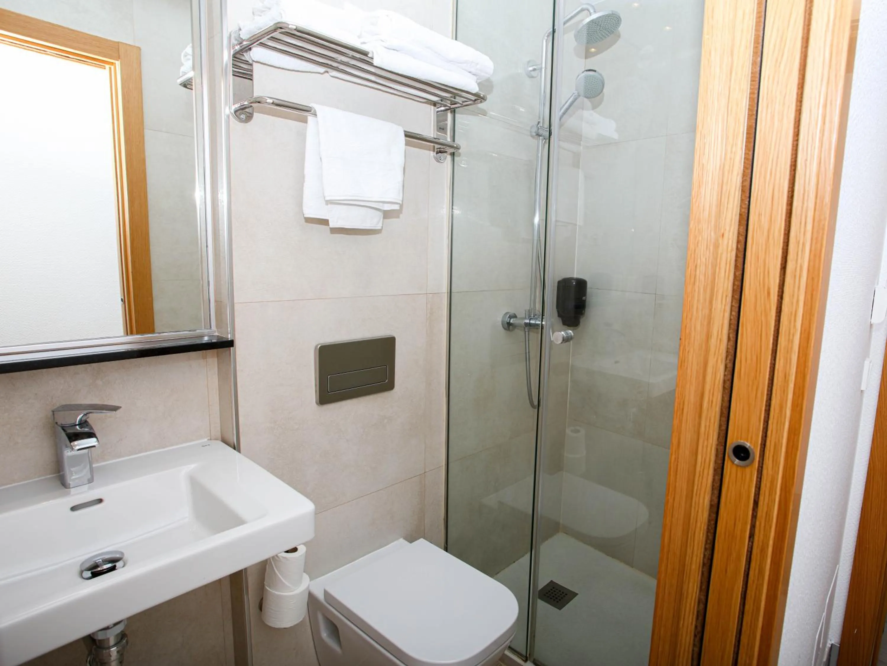 Bathroom in Hostal Castilla II Puerta del Sol