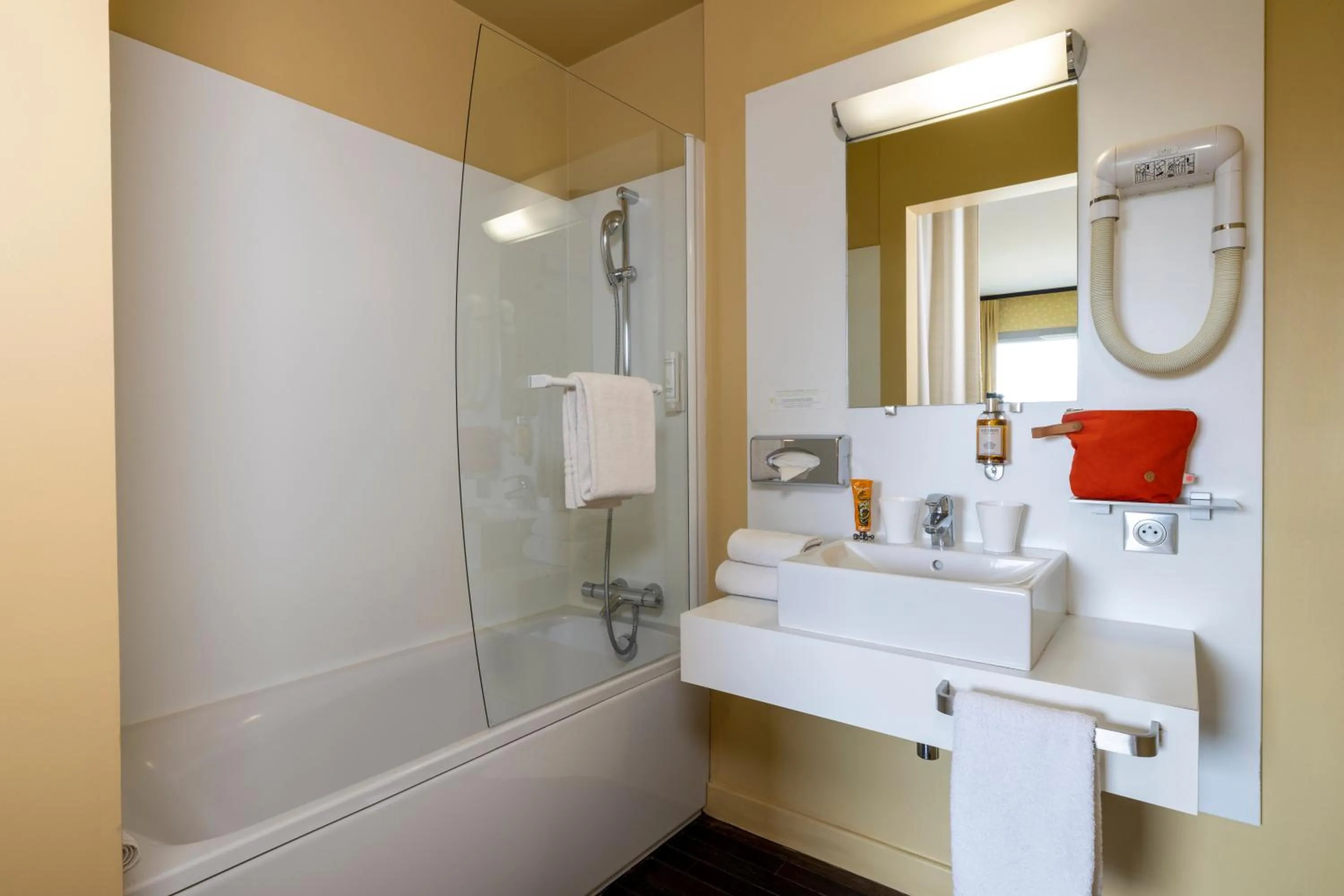 Bathroom in LHotel - face au château - boutique hôtel et séminaires