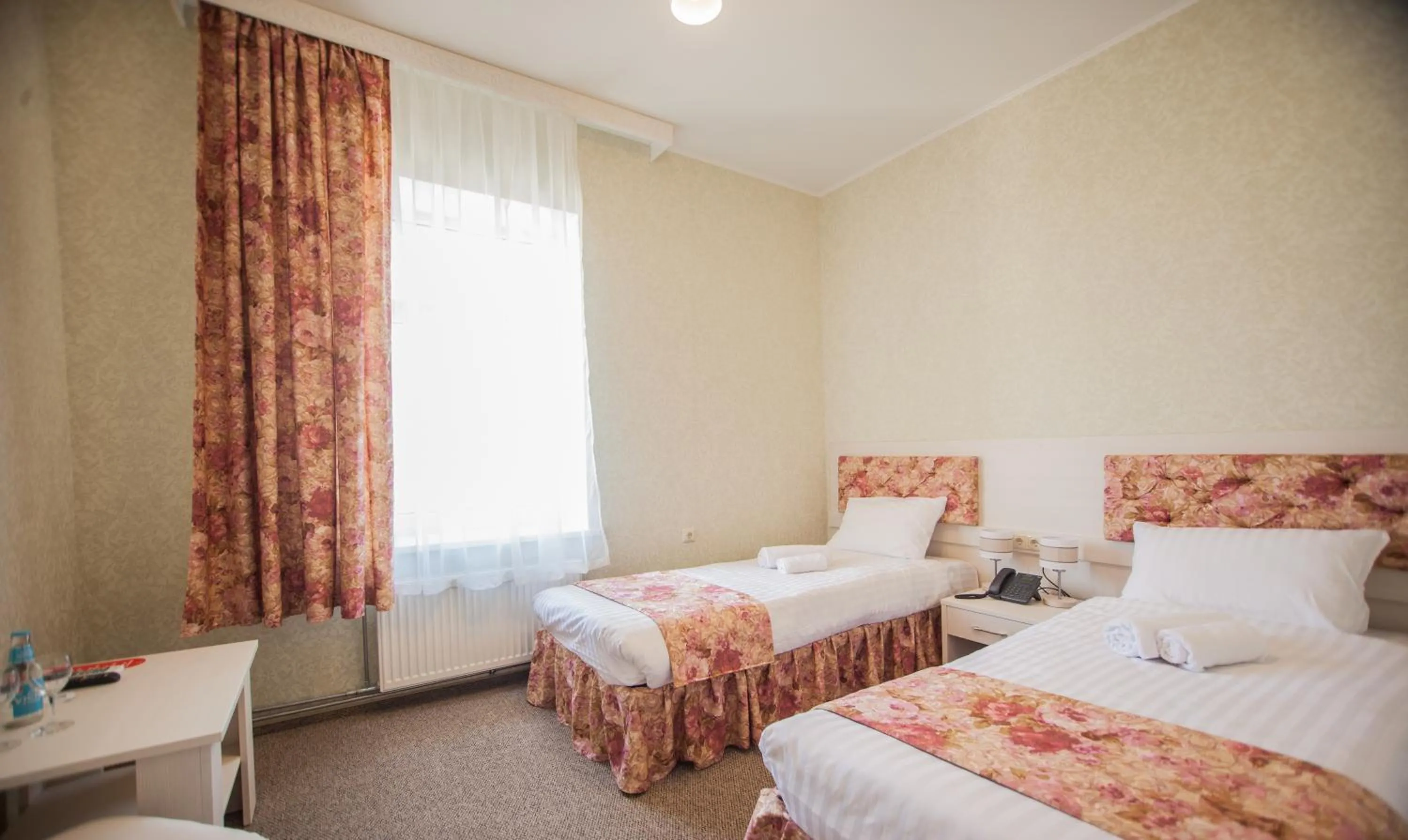 Large Double or Twin Room with Wellness Center Morning Access - single occupancy in SanMari