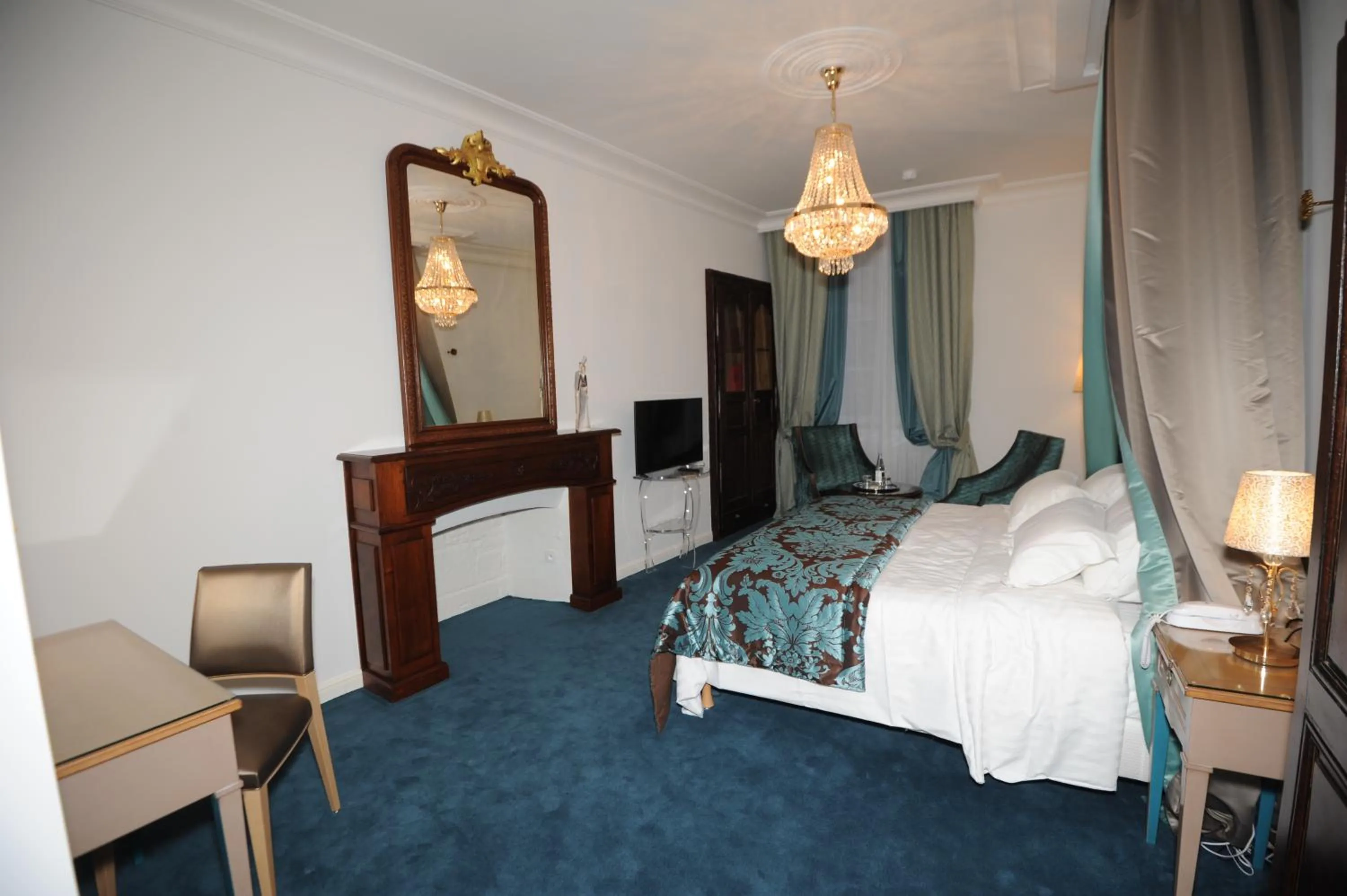 Photo of the whole room, Bed in Hôtel Victor Hugo