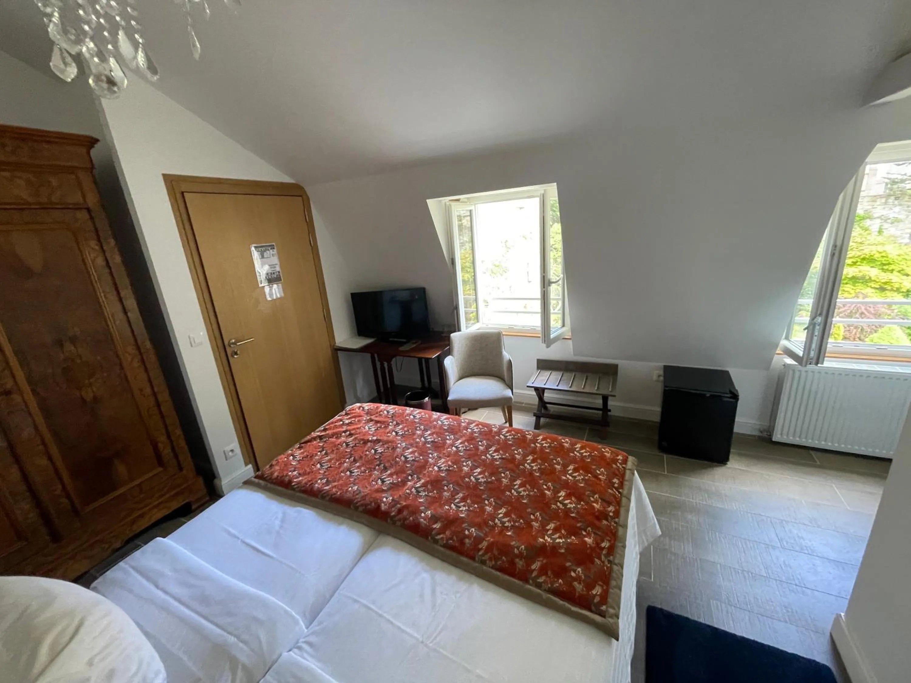 Shower, Bed in Hôtel Victor Hugo