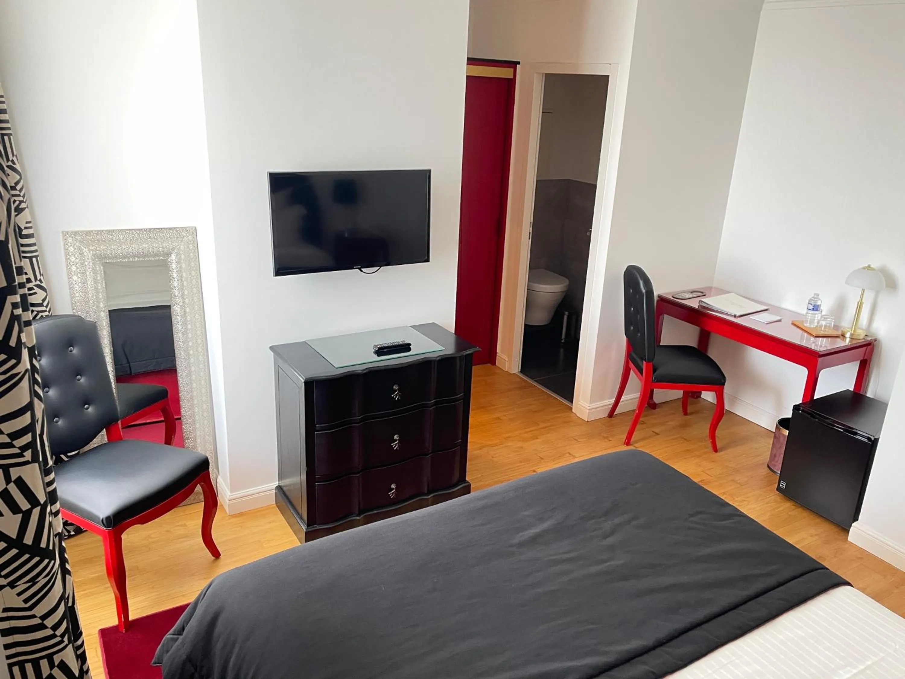 Shower, Bed in Hôtel Victor Hugo