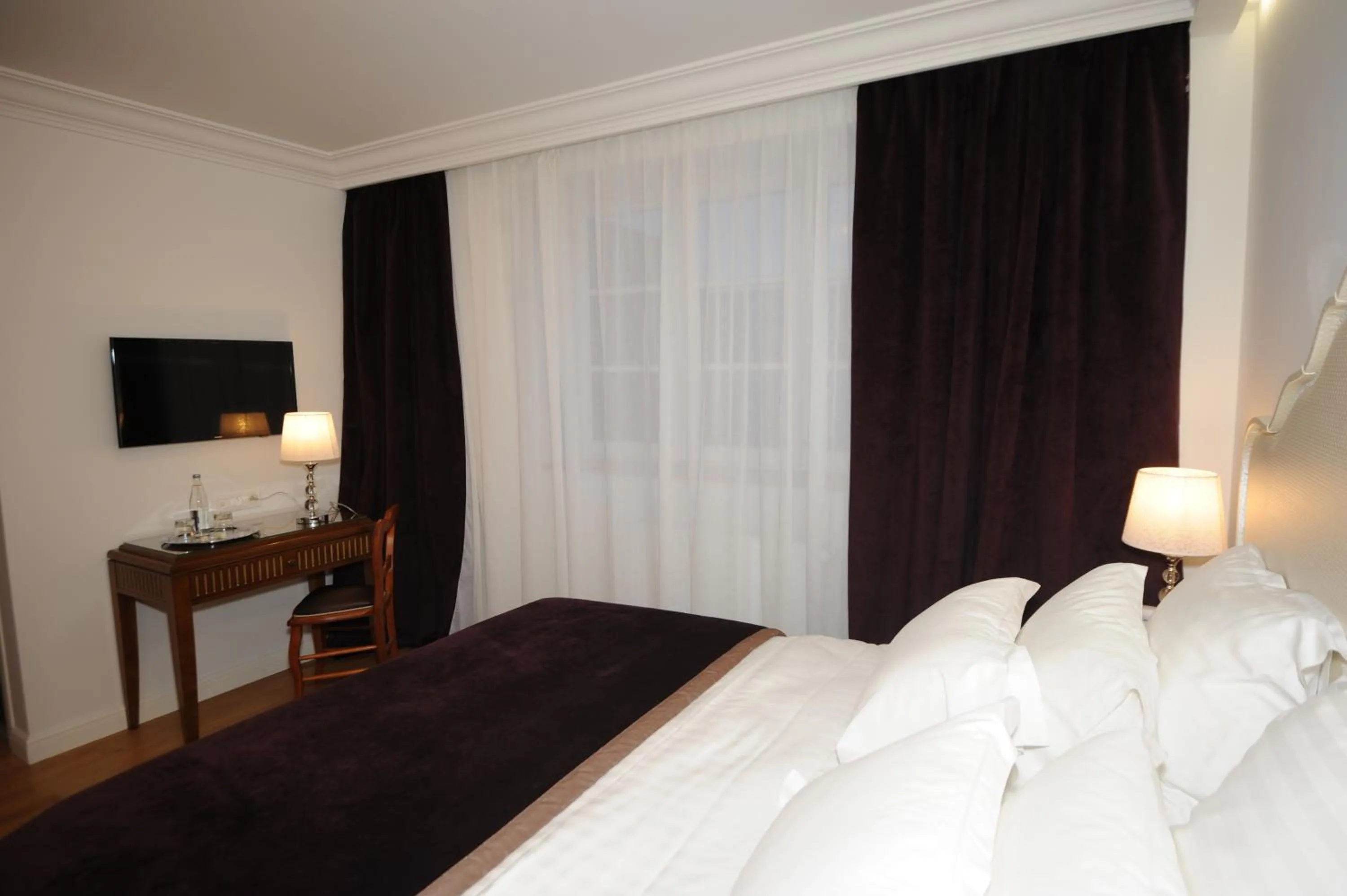 Bedroom, Bed in Hôtel Victor Hugo