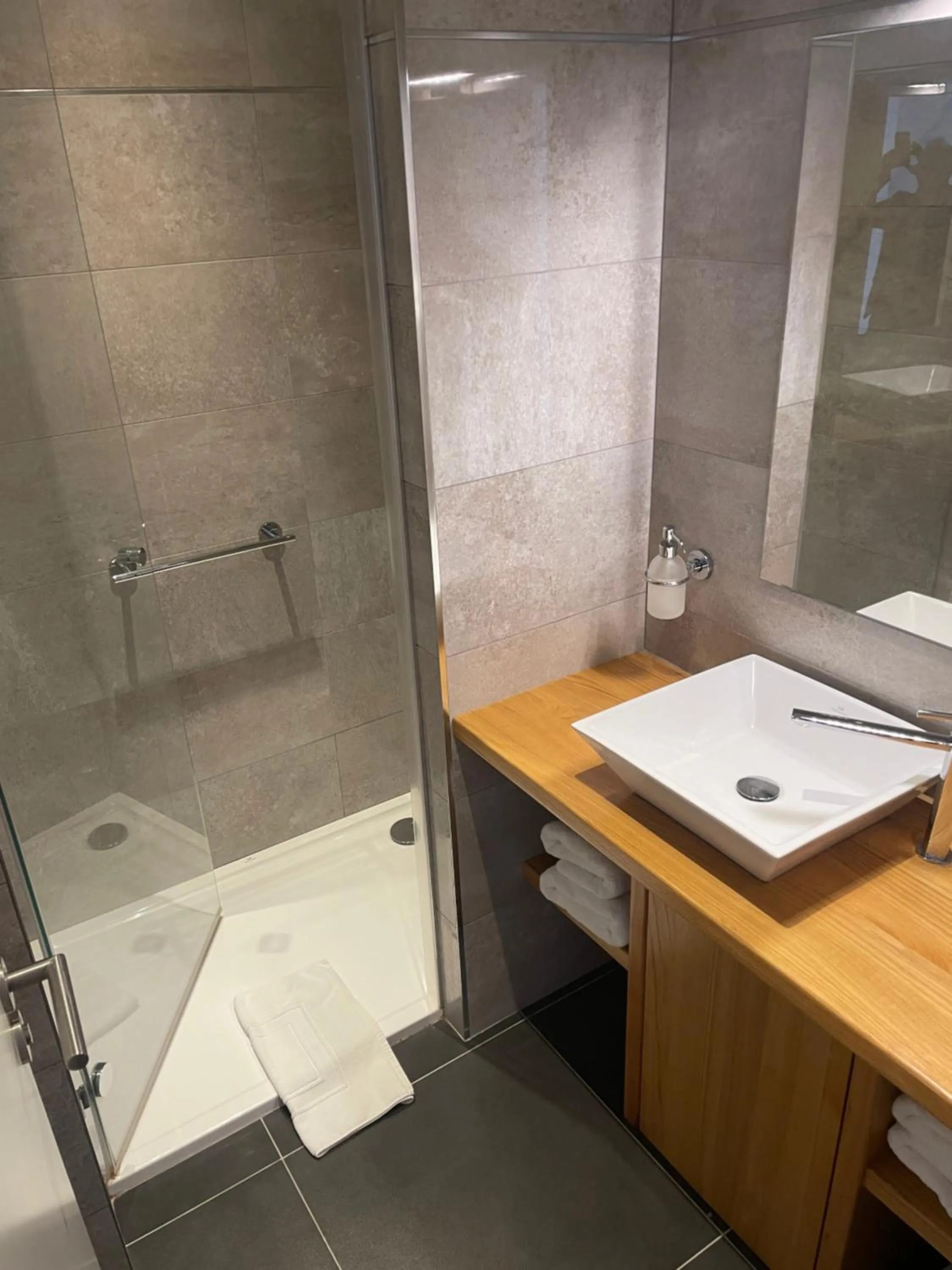 Shower in Hôtel Victor Hugo