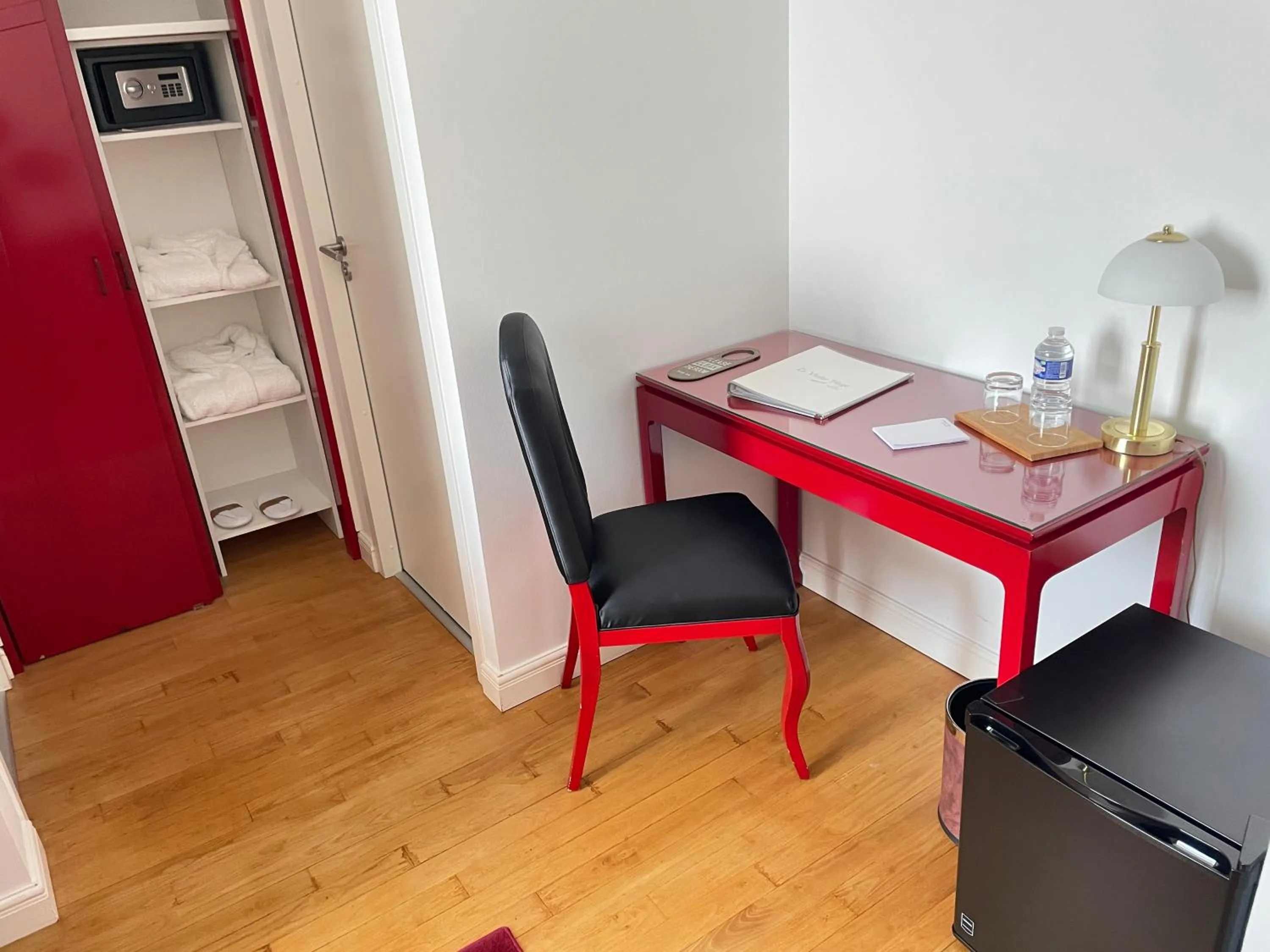 Photo of the whole room in Hôtel Victor Hugo