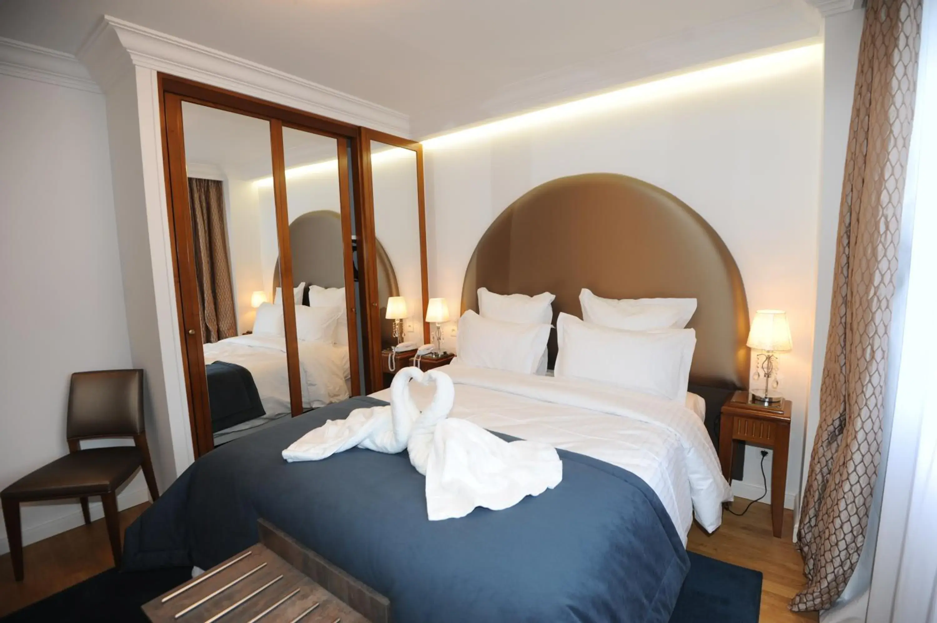 Superior Double Room in Hôtel Victor Hugo Superior Double Room in Hôtel Victor Hugo