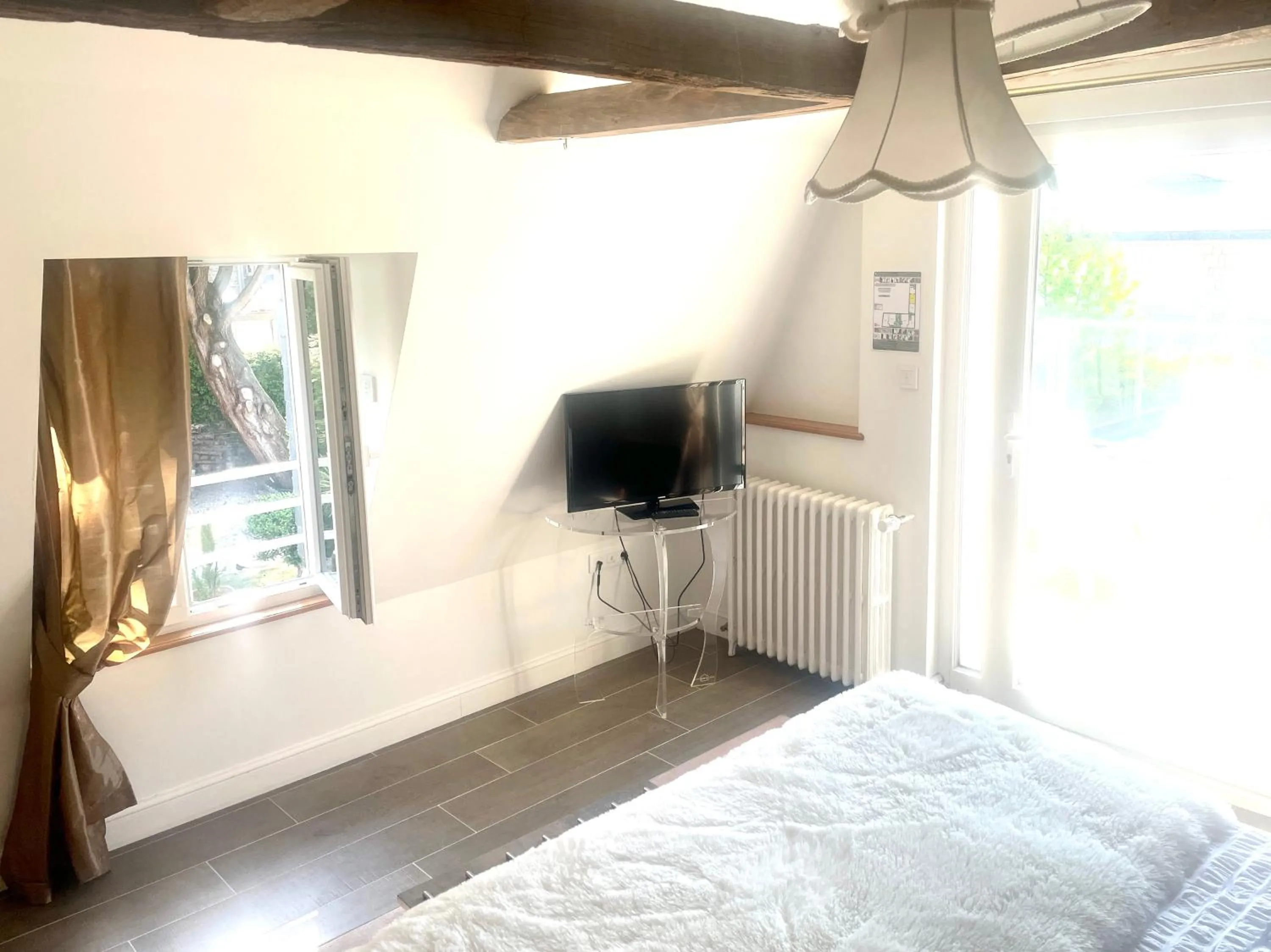 Shower, Bed in Hôtel Victor Hugo