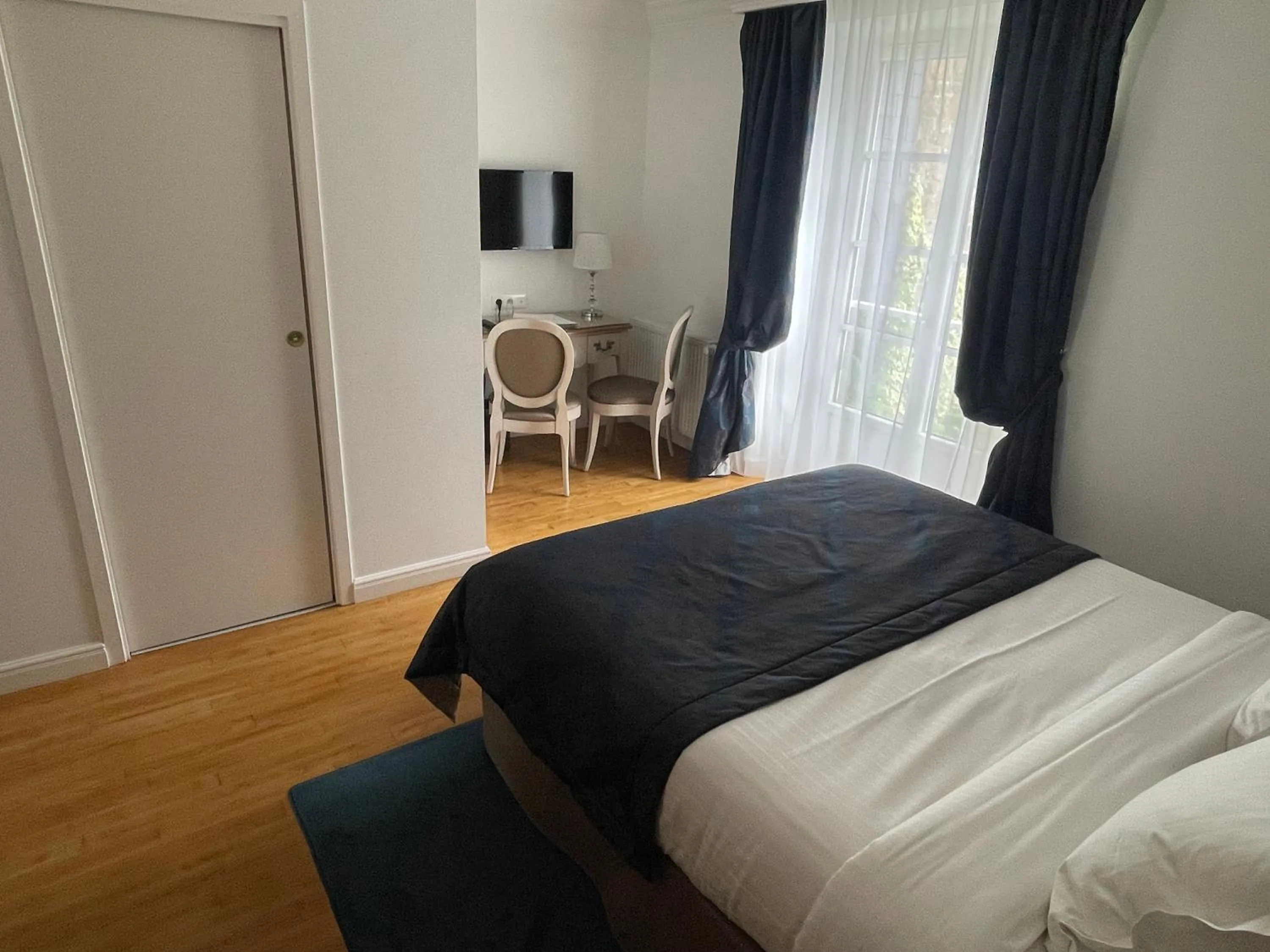 Bed in Hôtel Victor Hugo