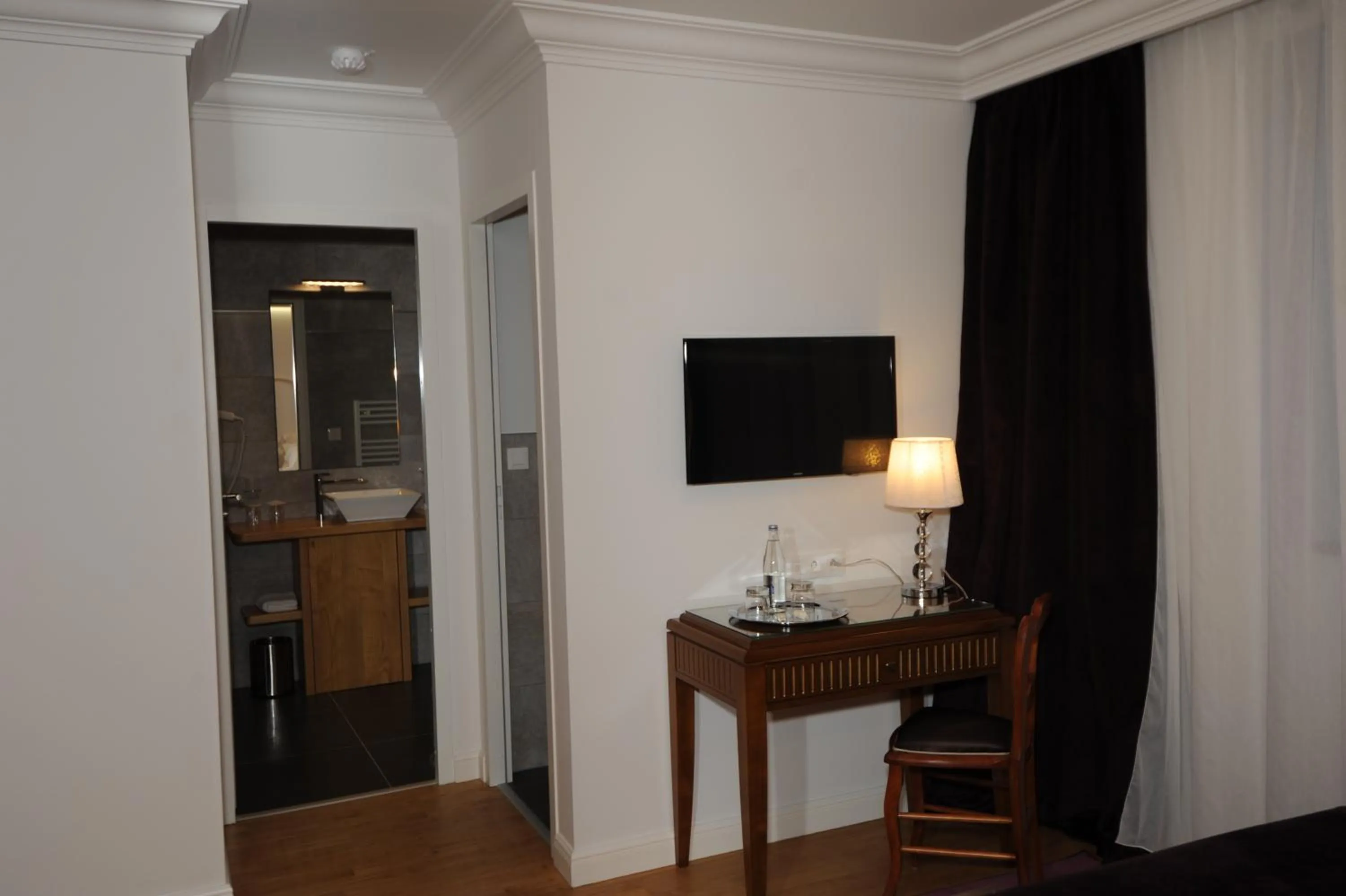 Bedroom in Hôtel Victor Hugo