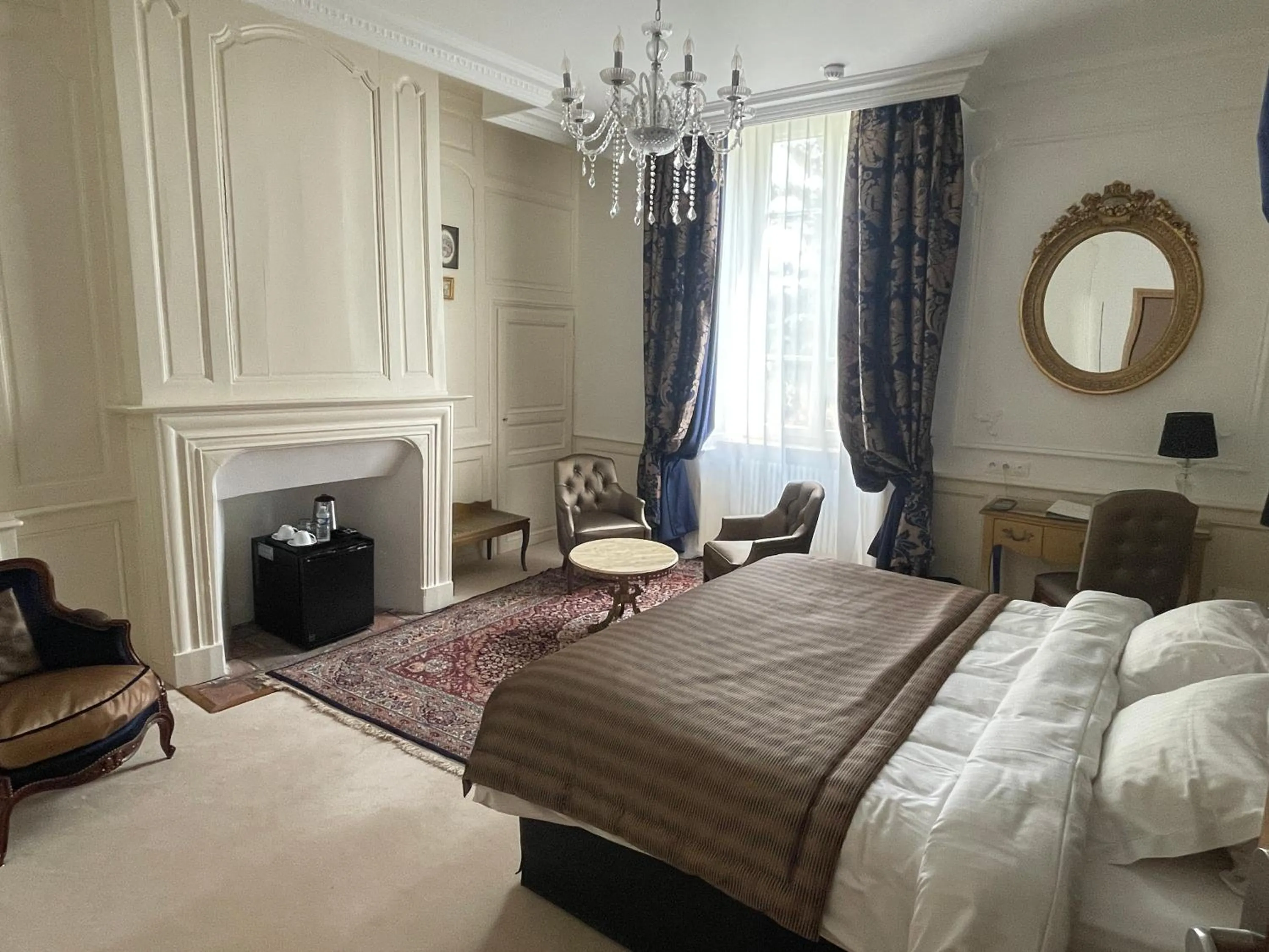 Bed in Hôtel Victor Hugo