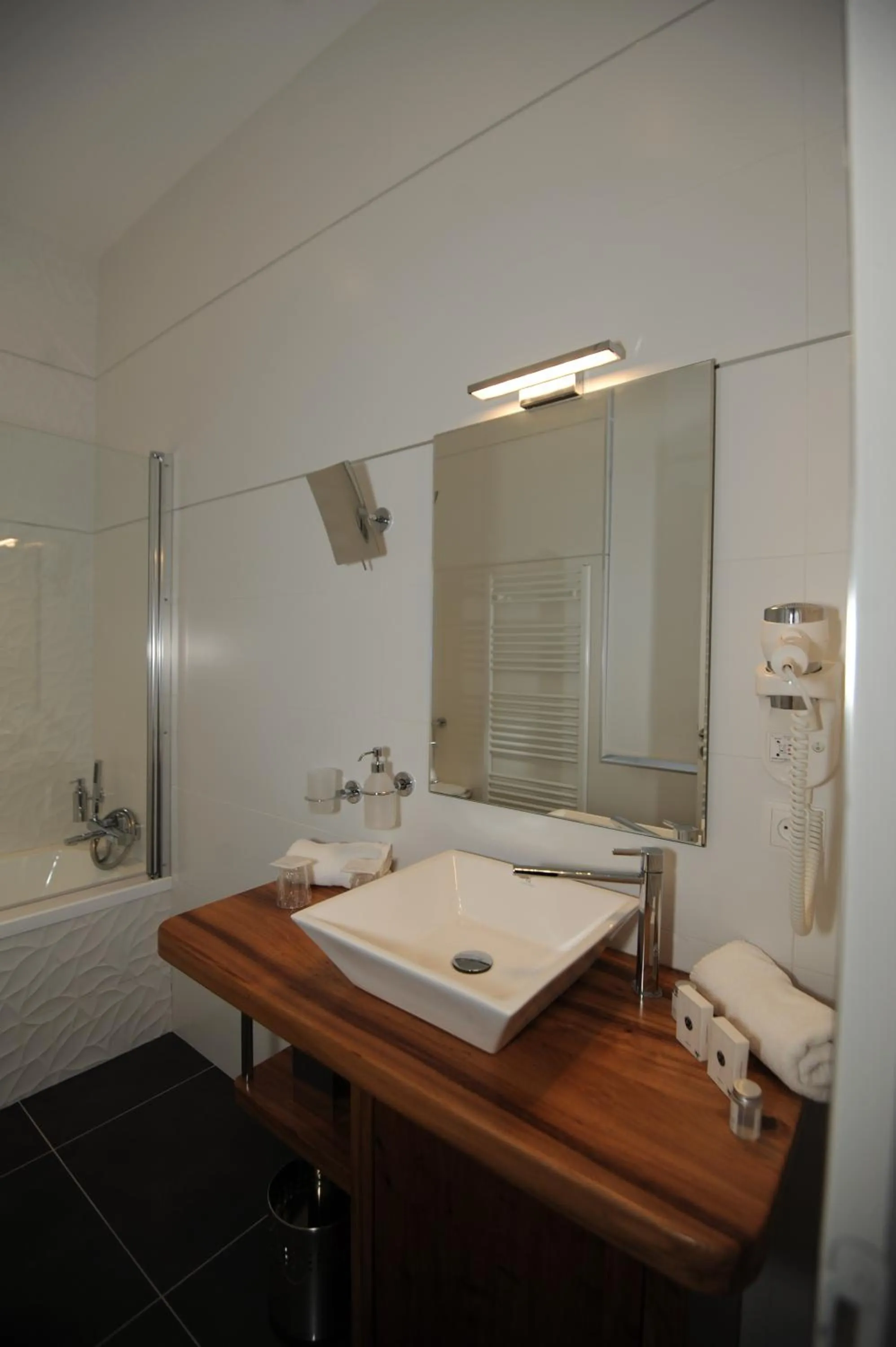 Bathroom in Hôtel Victor Hugo