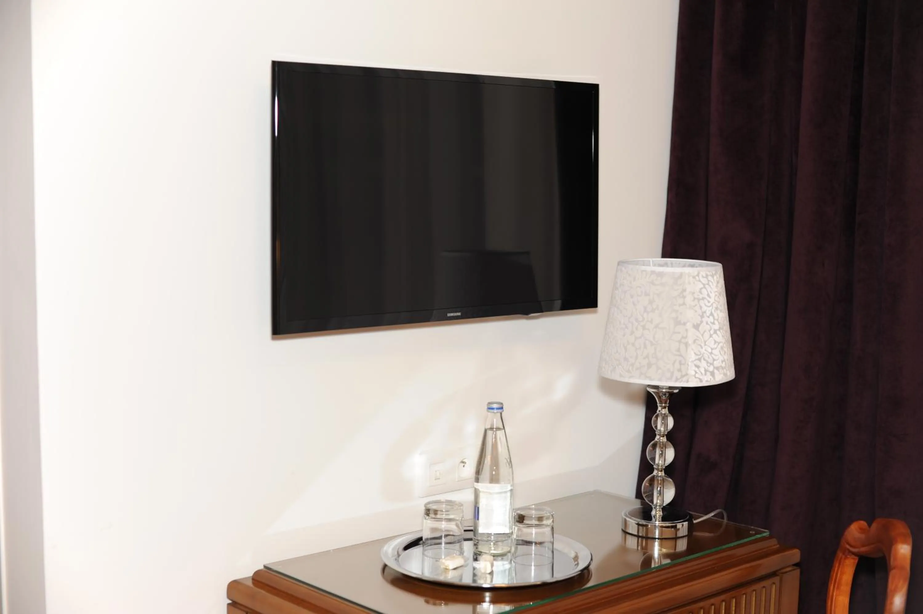 TV and multimedia in Hôtel Victor Hugo