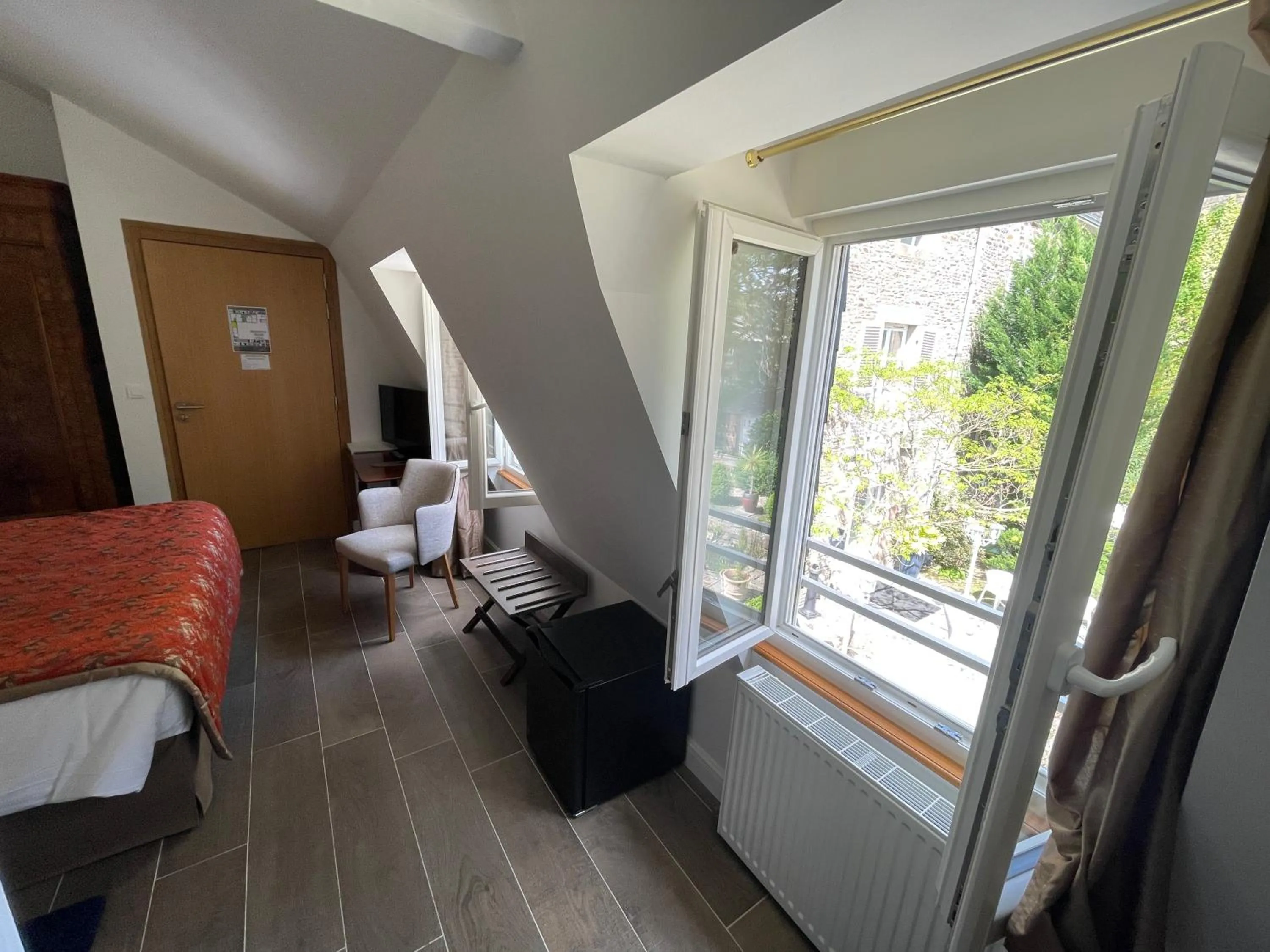 Shower, Bed in Hôtel Victor Hugo