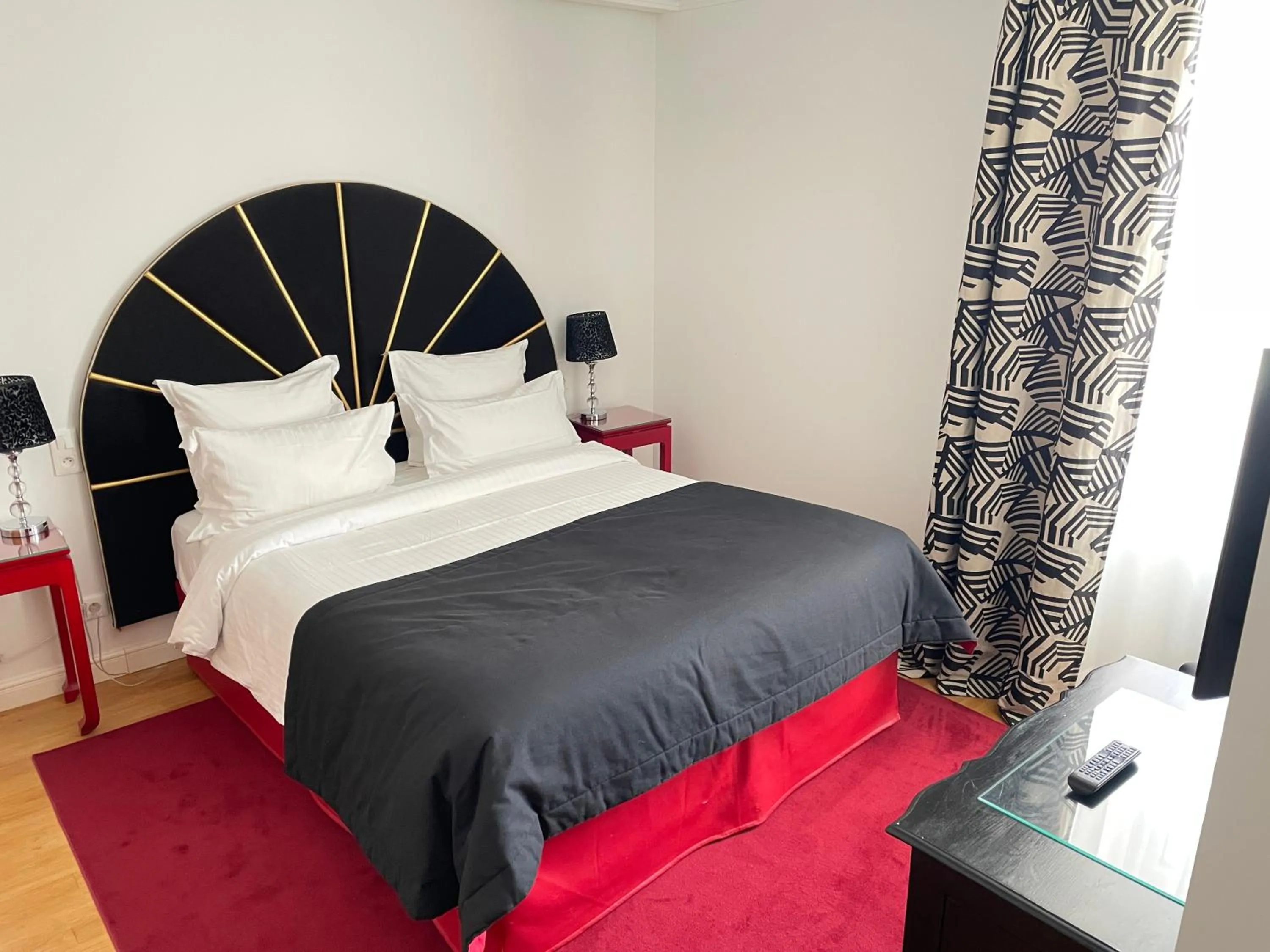 Shower, Bed in Hôtel Victor Hugo