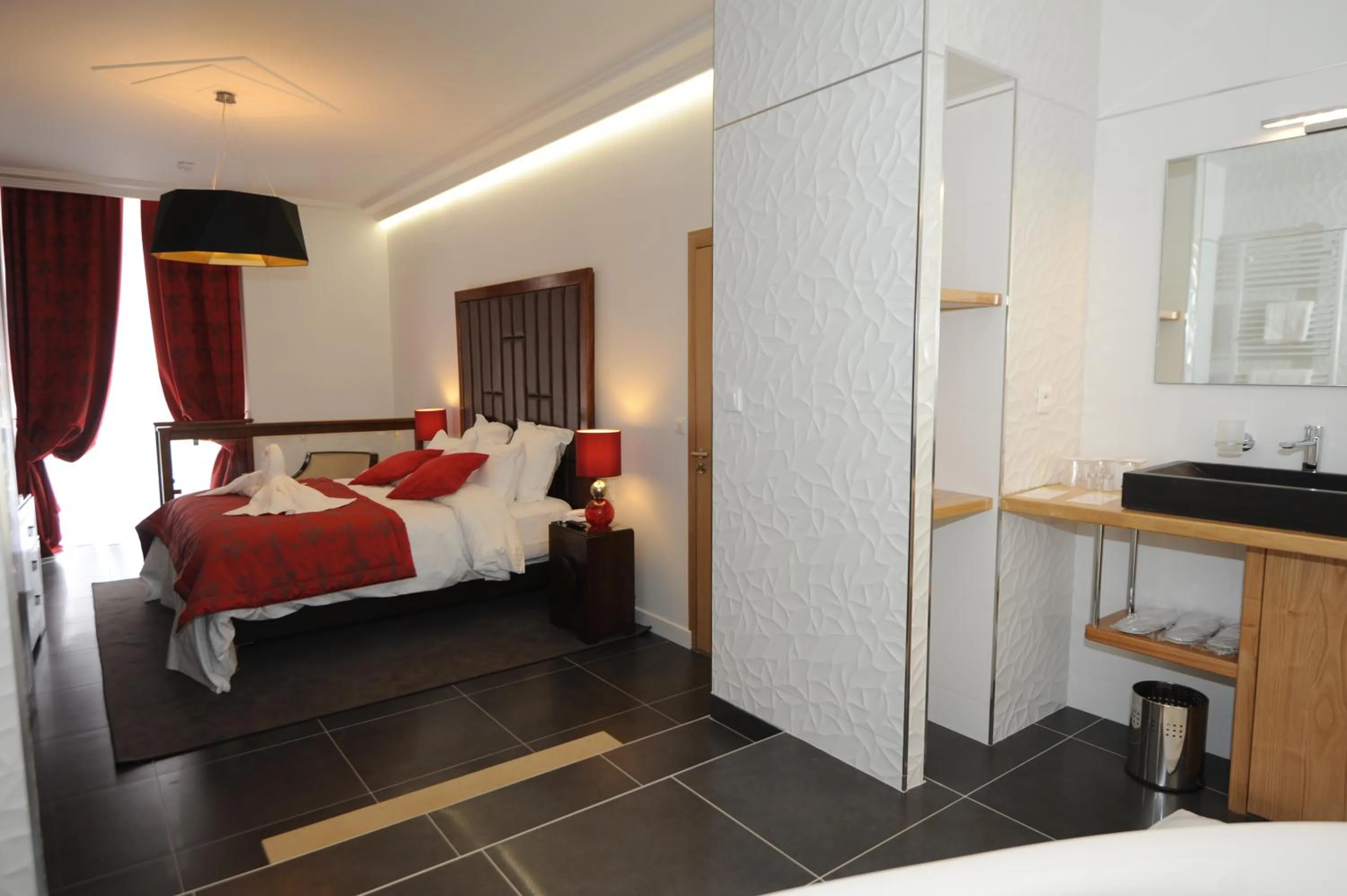 Photo of the whole room, Bed in Hôtel Victor Hugo