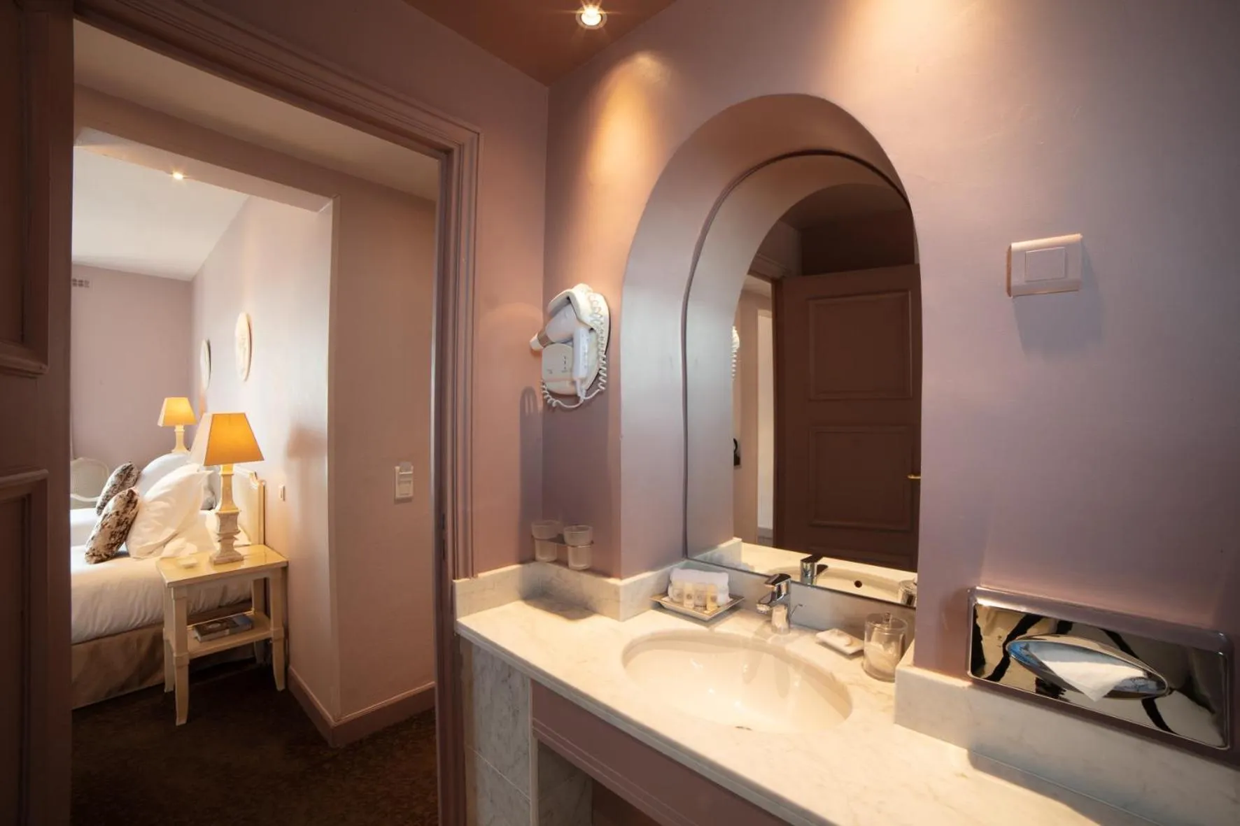 Bathroom, Bed in Le Cavendish