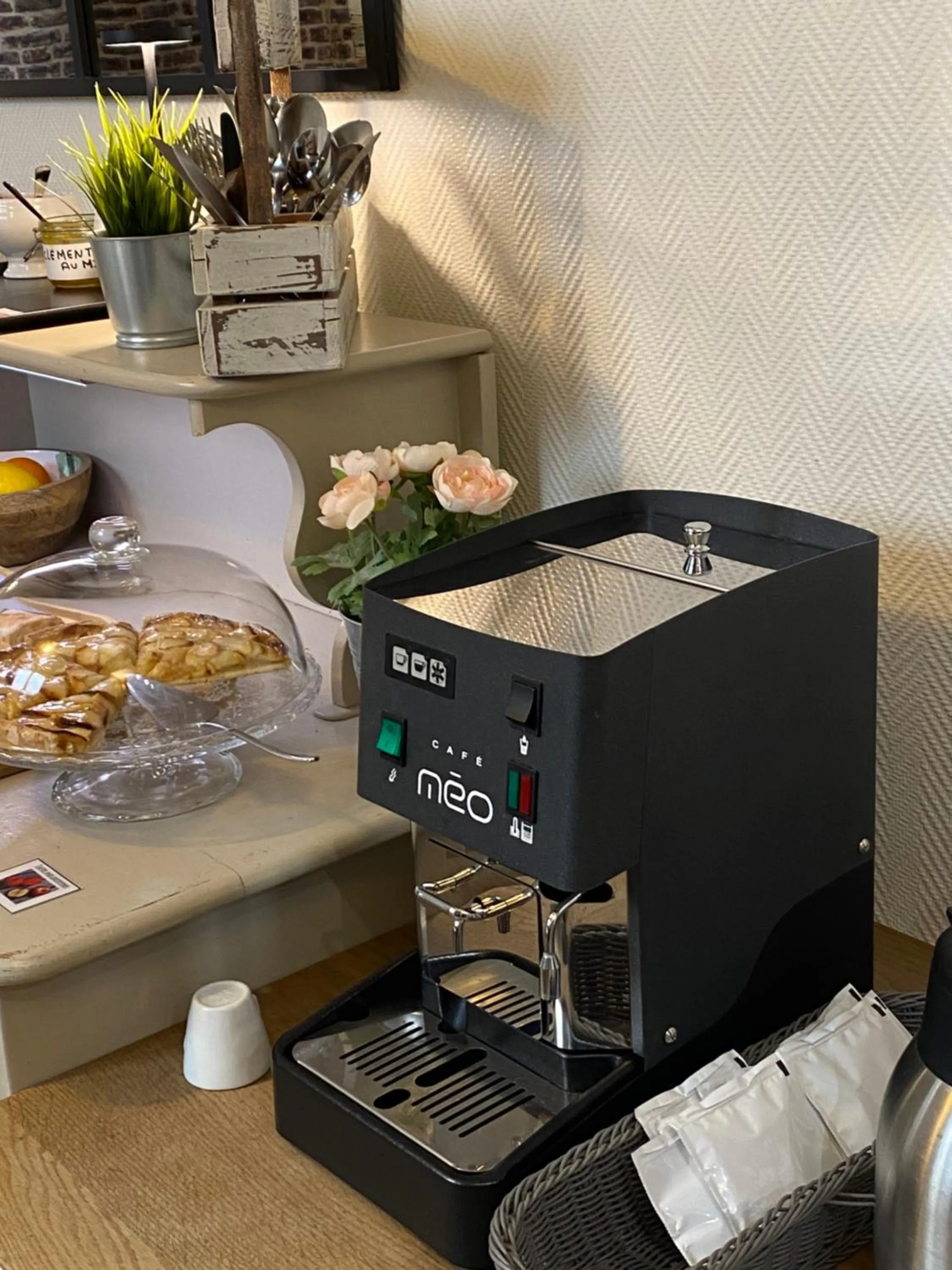 Coffee/tea facilities in Hôtel de charme Equinoxe