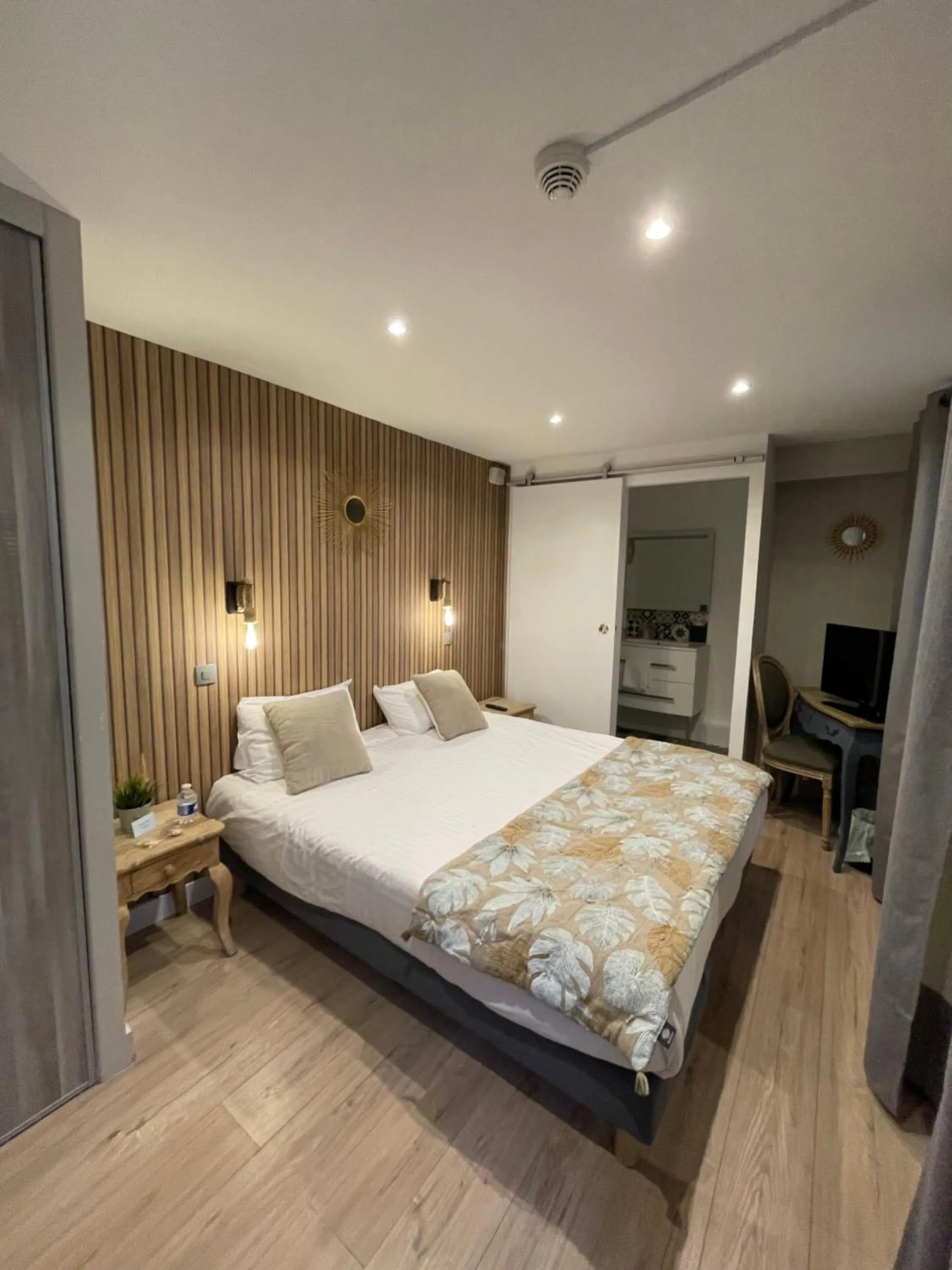 Photo of the whole room in Hôtel de charme Equinoxe