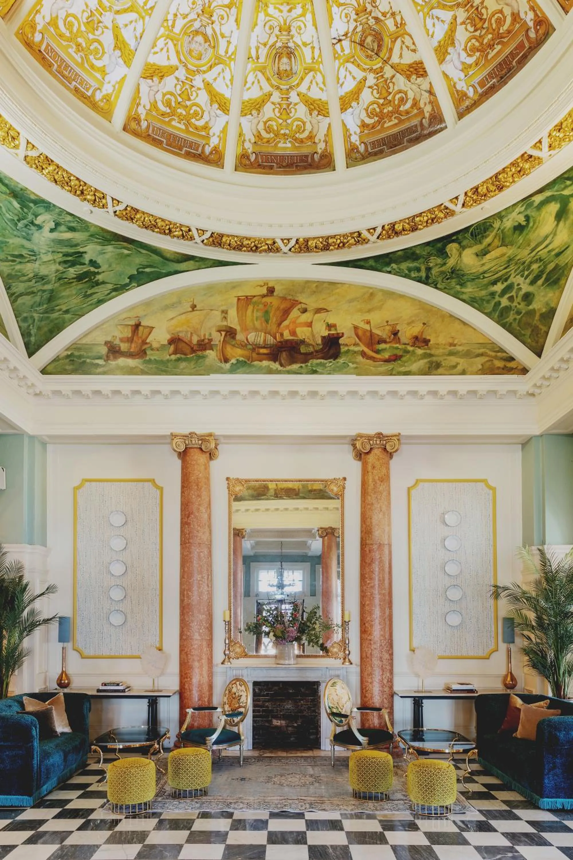 Lounge or bar in The Queens Hotel