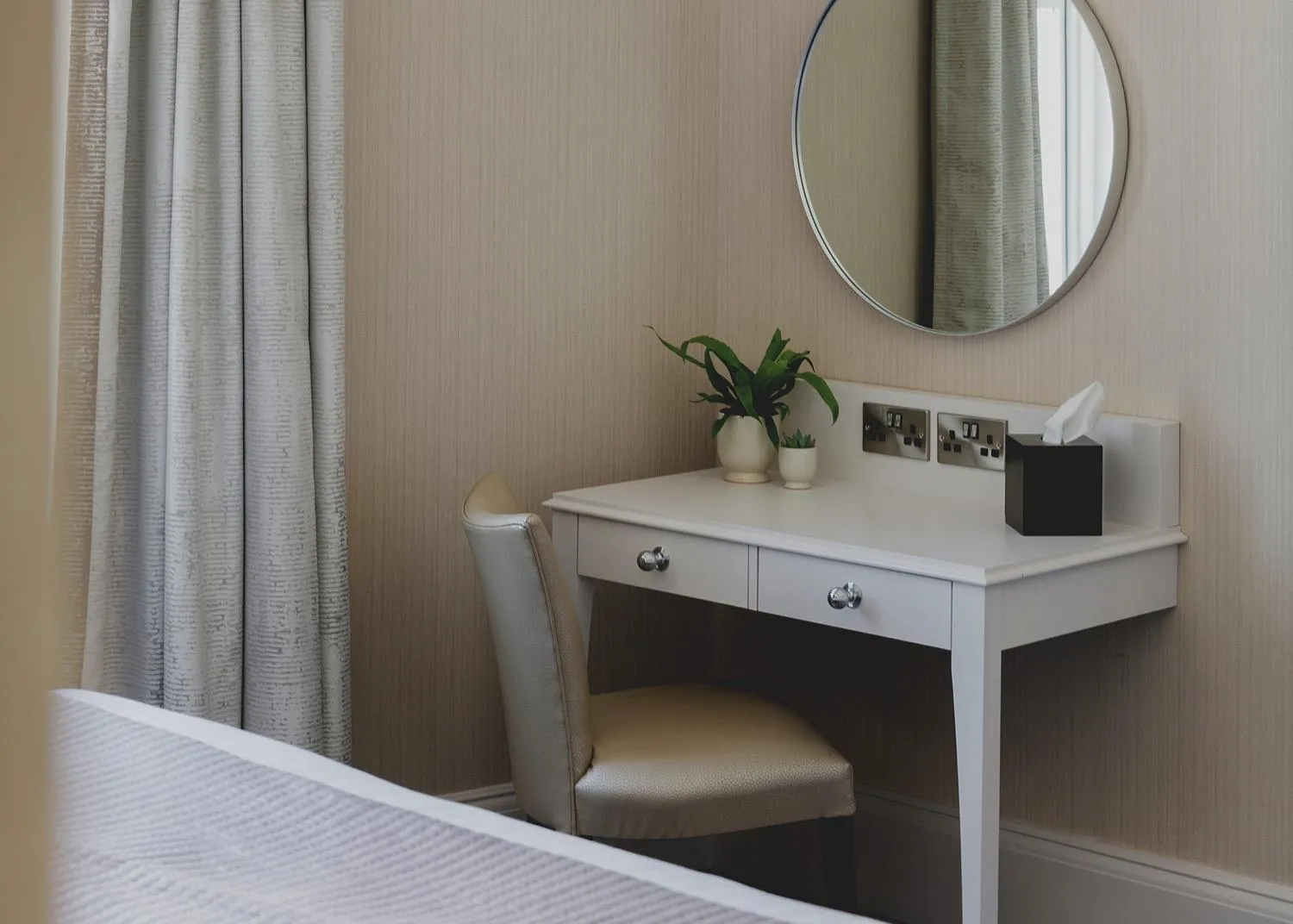 Bedroom in The Queens Hotel