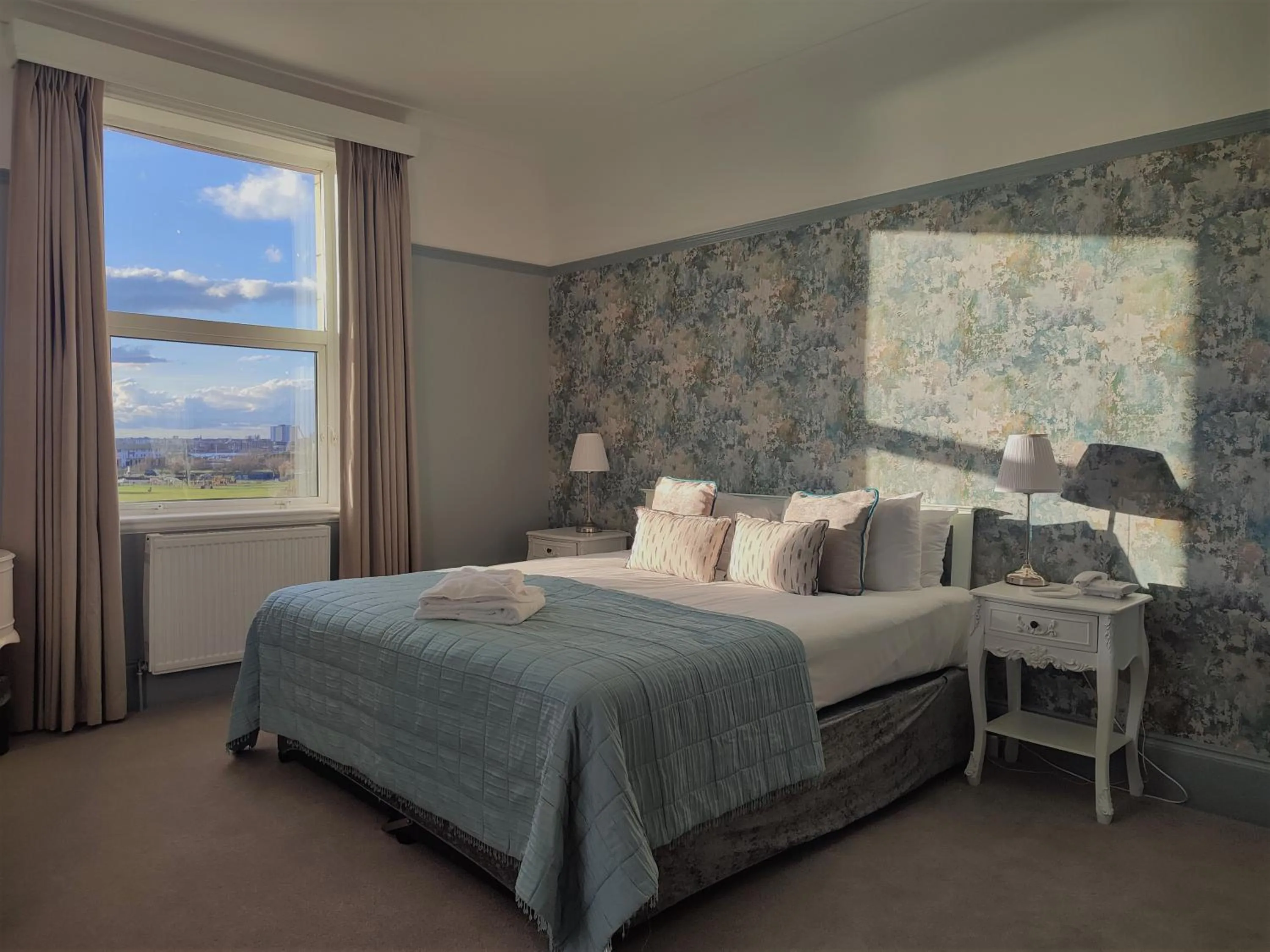 Bedroom, Bed in The Queens Hotel