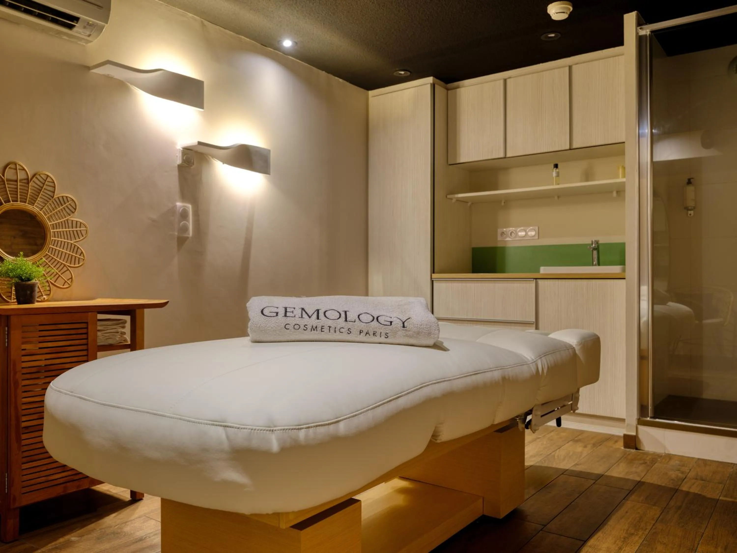 Massage, Bed in Logis Hôtel Domaine du Moulin Cavier - Restaurants & Spa