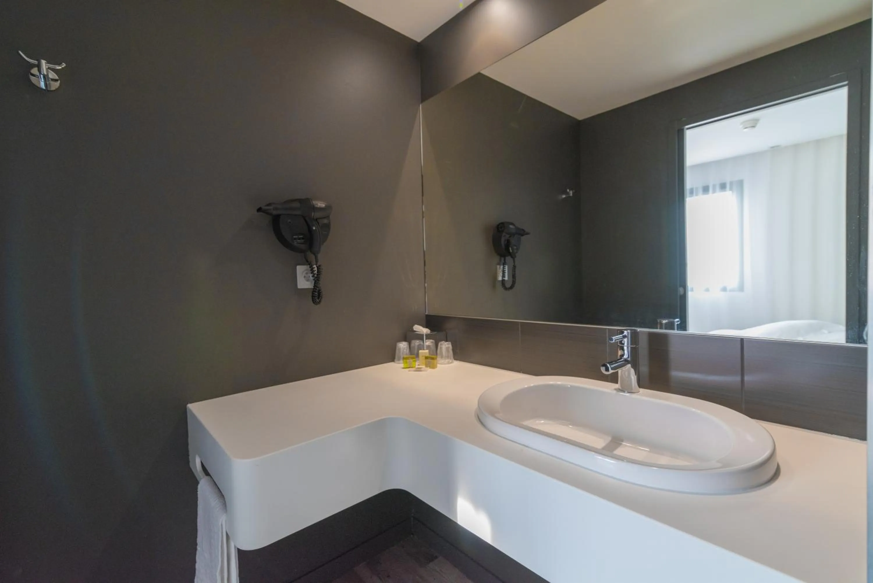 Bathroom in Logis Hôtel Domaine du Moulin Cavier - Restaurants & Spa