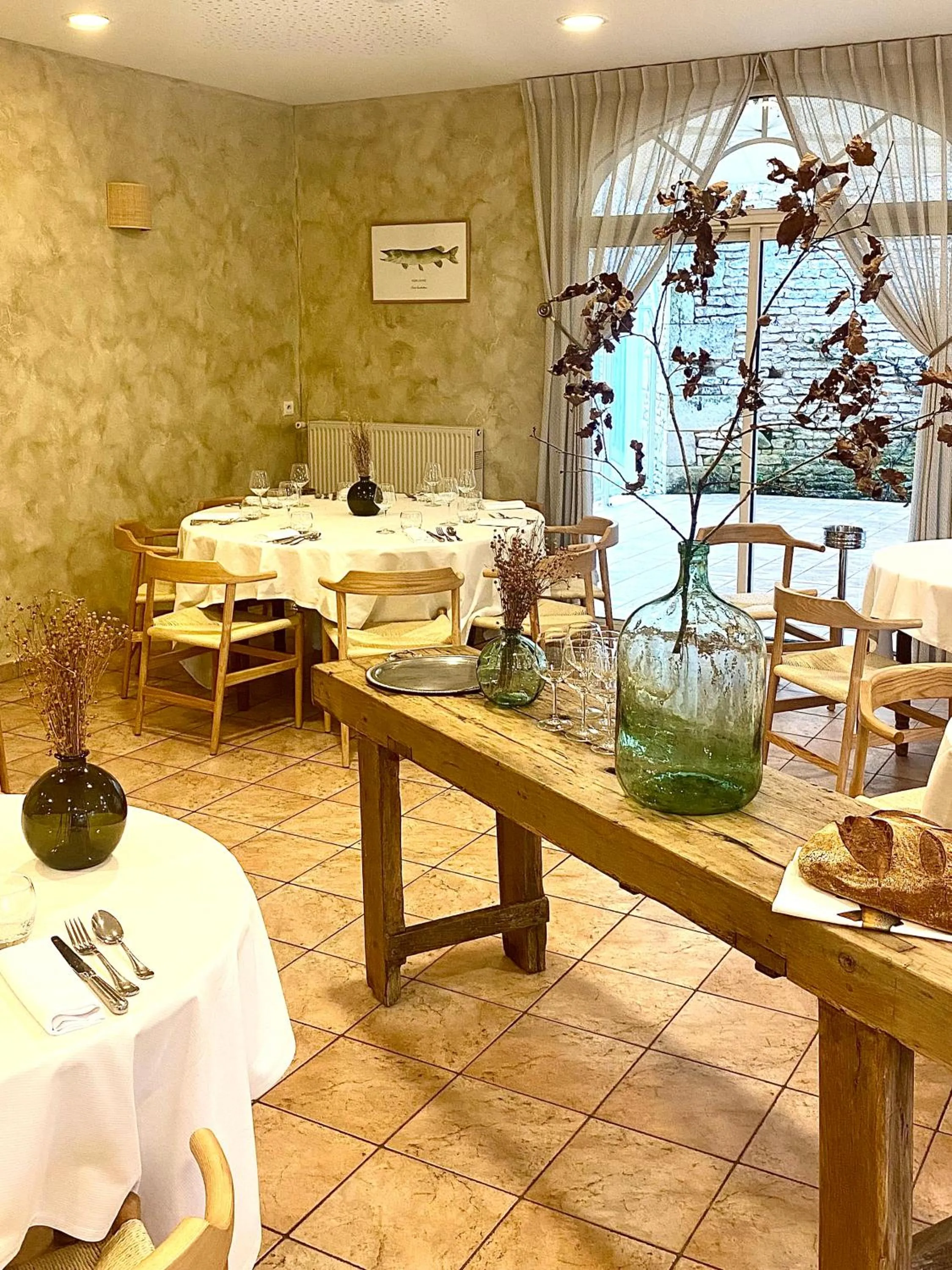 Restaurant/places to eat in Logis Hôtel & Restaurant Le Cheval Blanc et Clovis