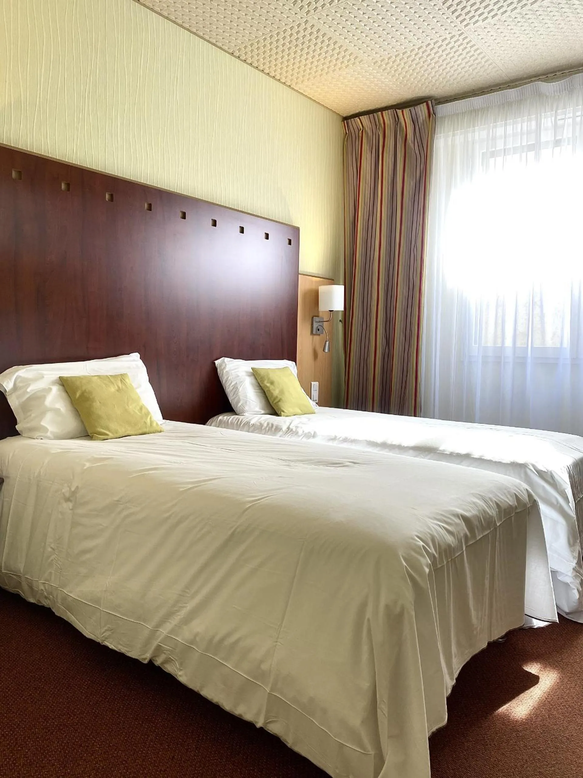 Bed in Logis Hôtel & Restaurant Le Cheval Blanc et Clovis