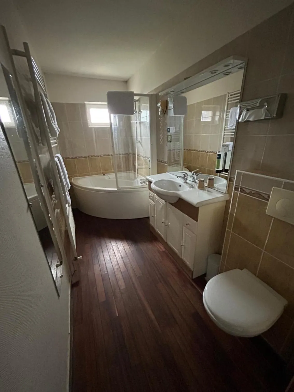 Toilet in Logis Hôtel restaurant Horizon 117