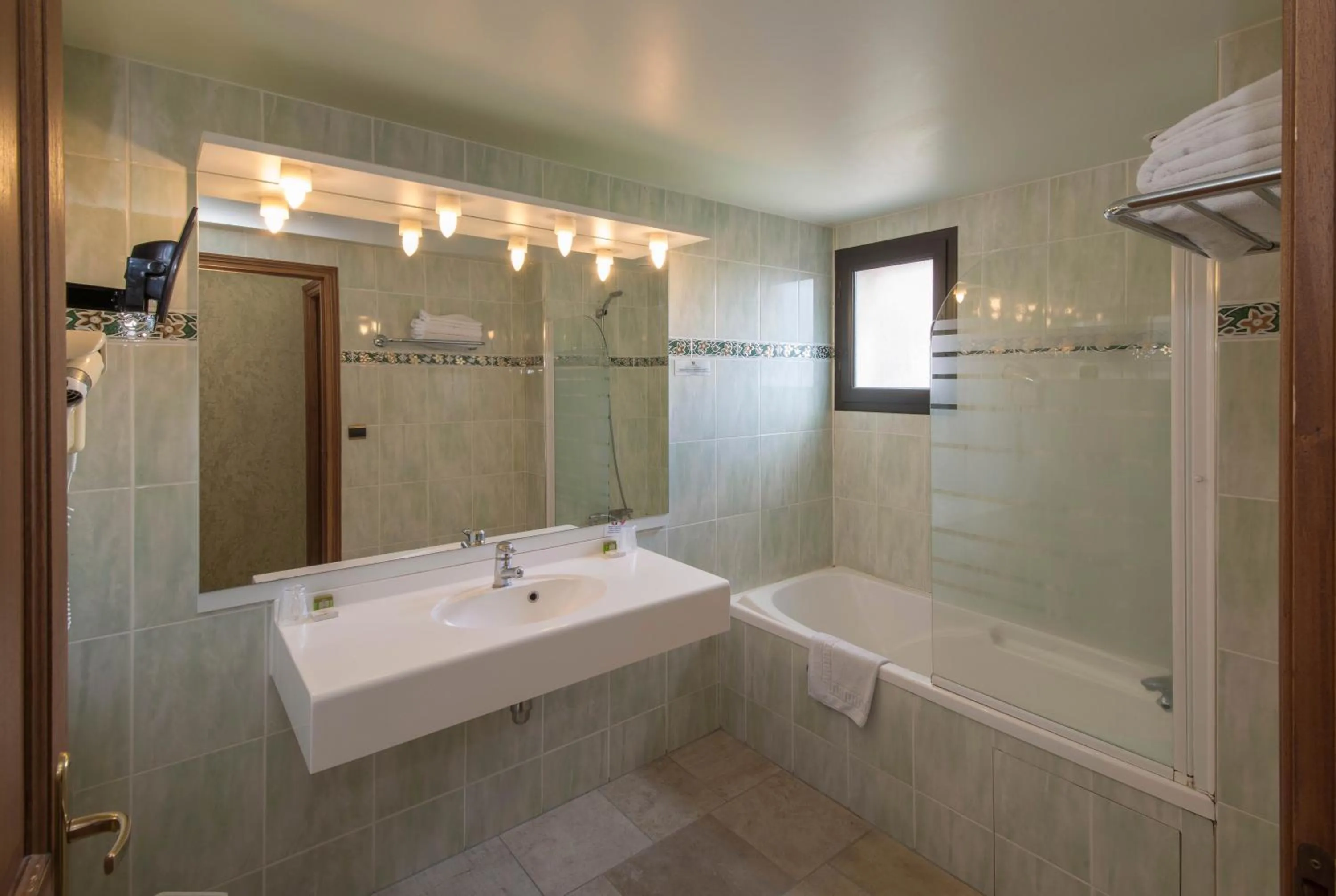 Shower in Logis Le Tadorne