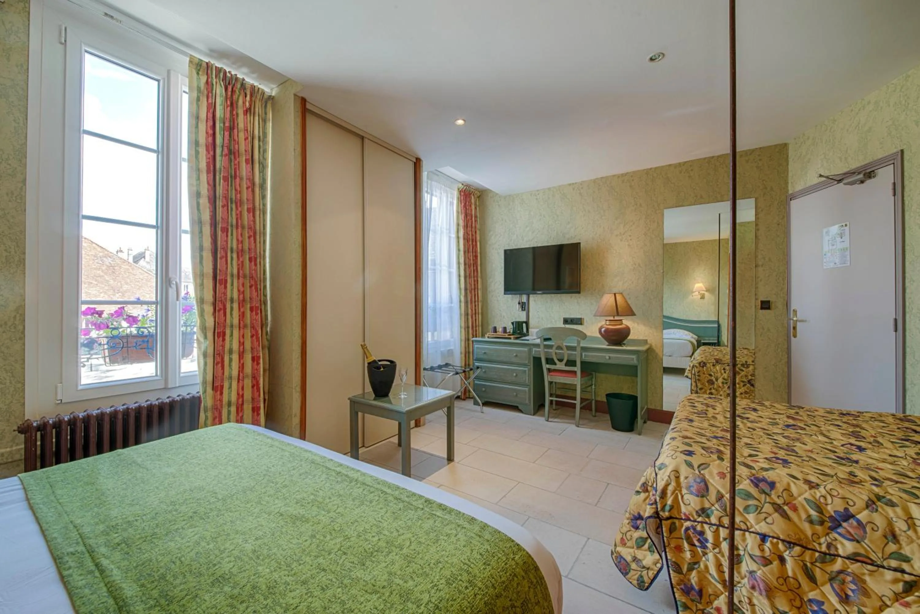 Photo of the whole room, Bed in Logis Le Tadorne