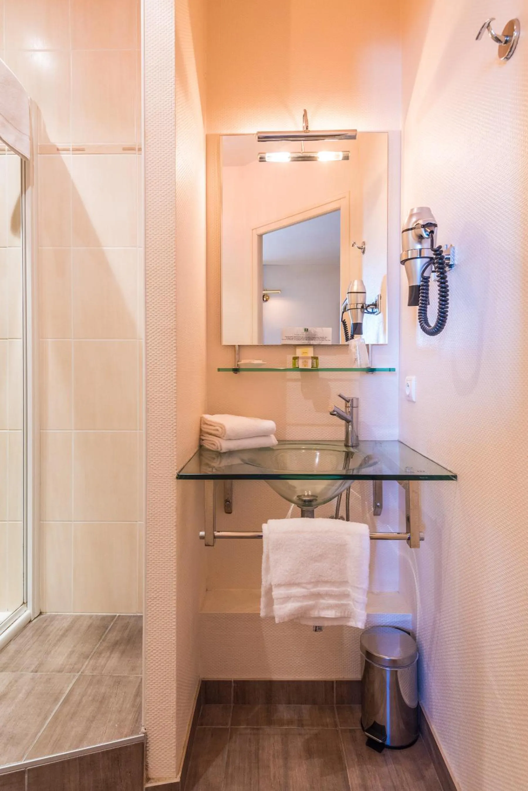 Bathroom in Logis L'Abreuvoir