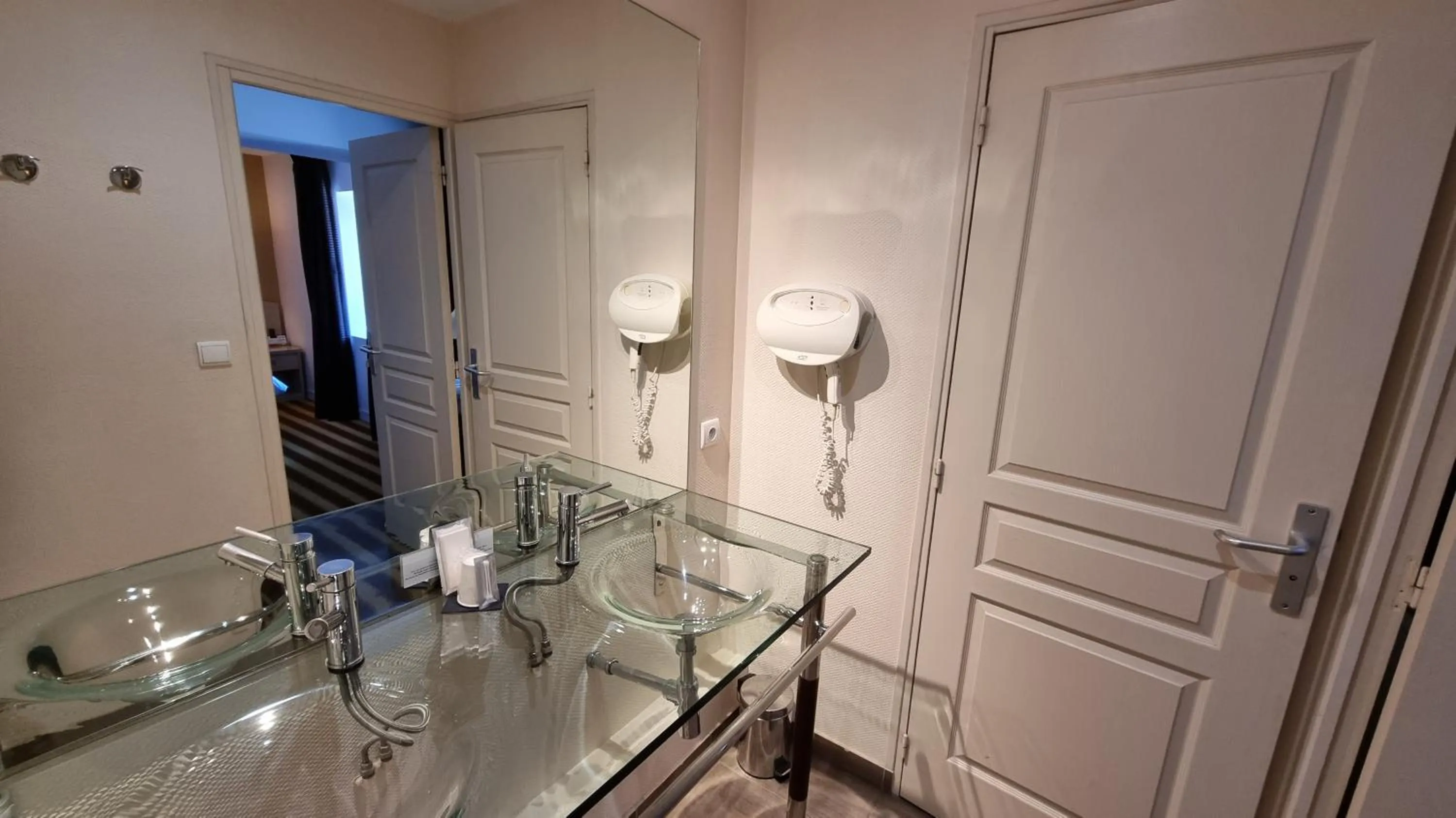 Bathroom in Logis L'Abreuvoir